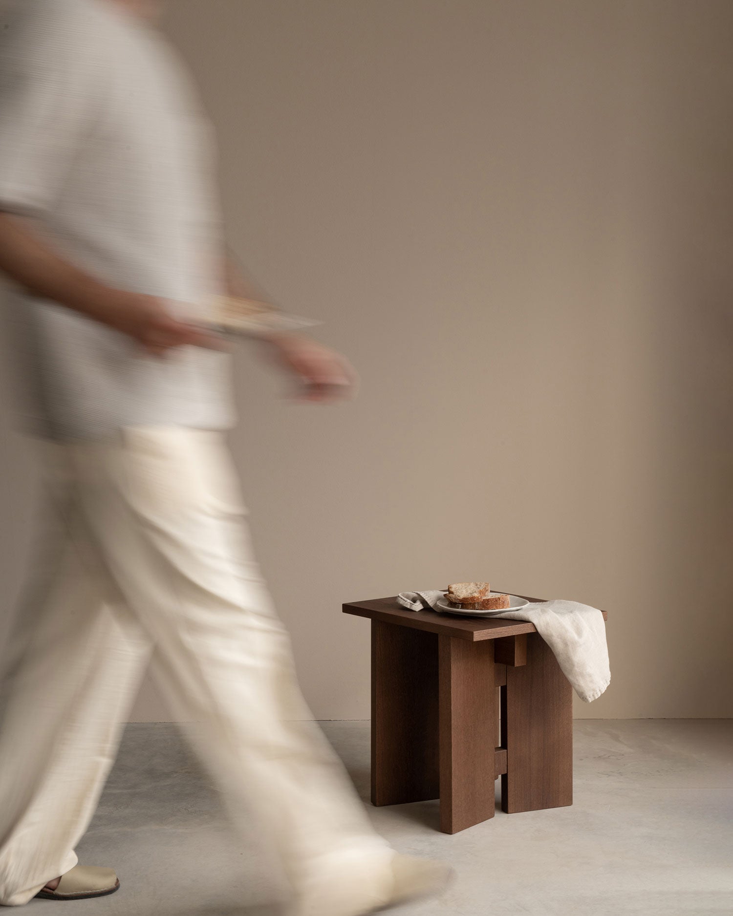 Banqueta Kyo de roble moka 42 x 35 cm