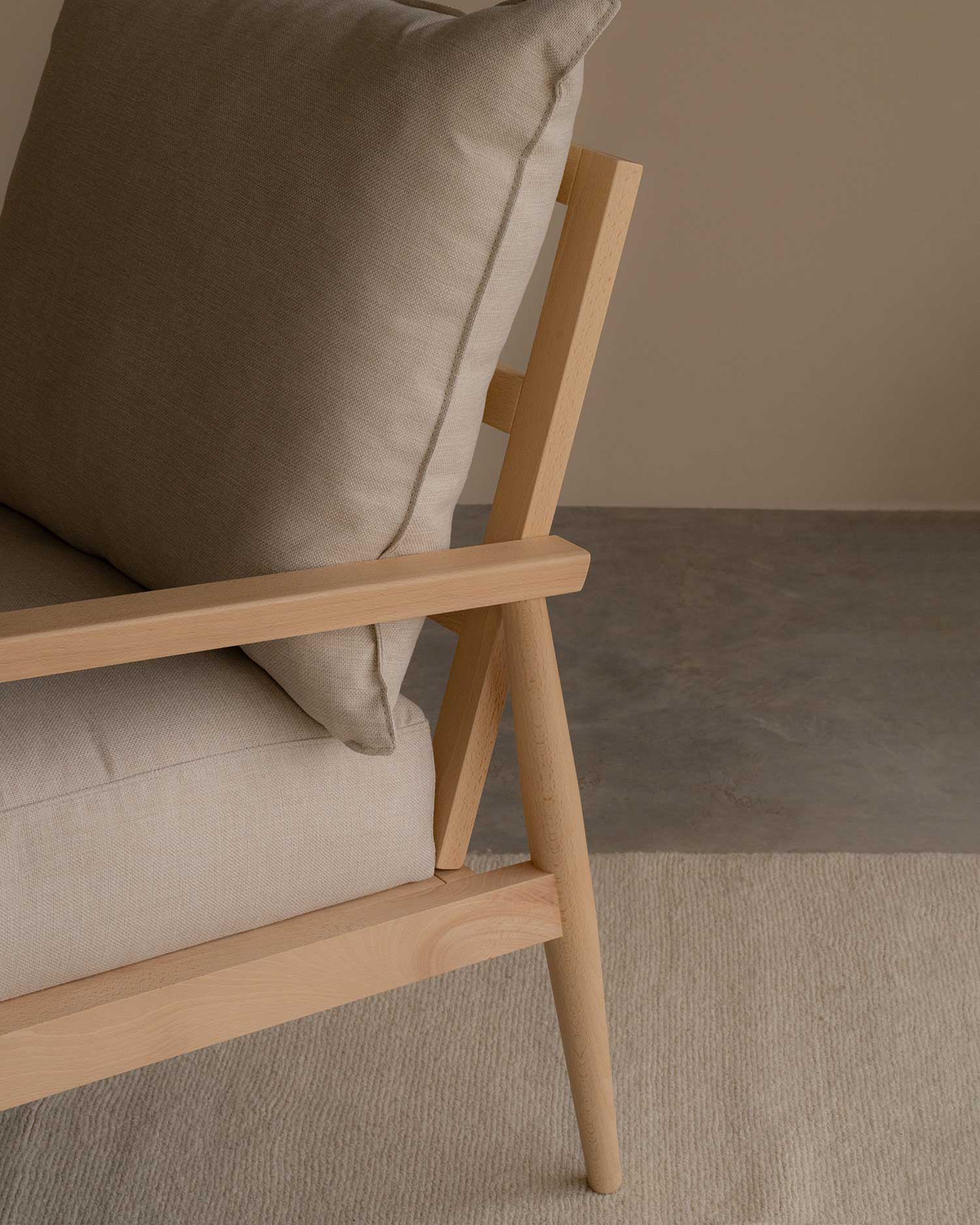 Butaca Boira con estructura de madera maciza de haya acabado roble y tejido transpirable y water repelent 61 x 70 cm