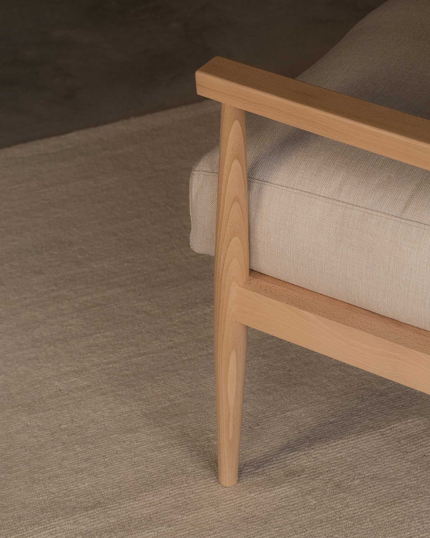 Butaca Boira con estructura de madera maciza de haya acabado roble y tejido transpirable y water repelent 61 x 70 cm