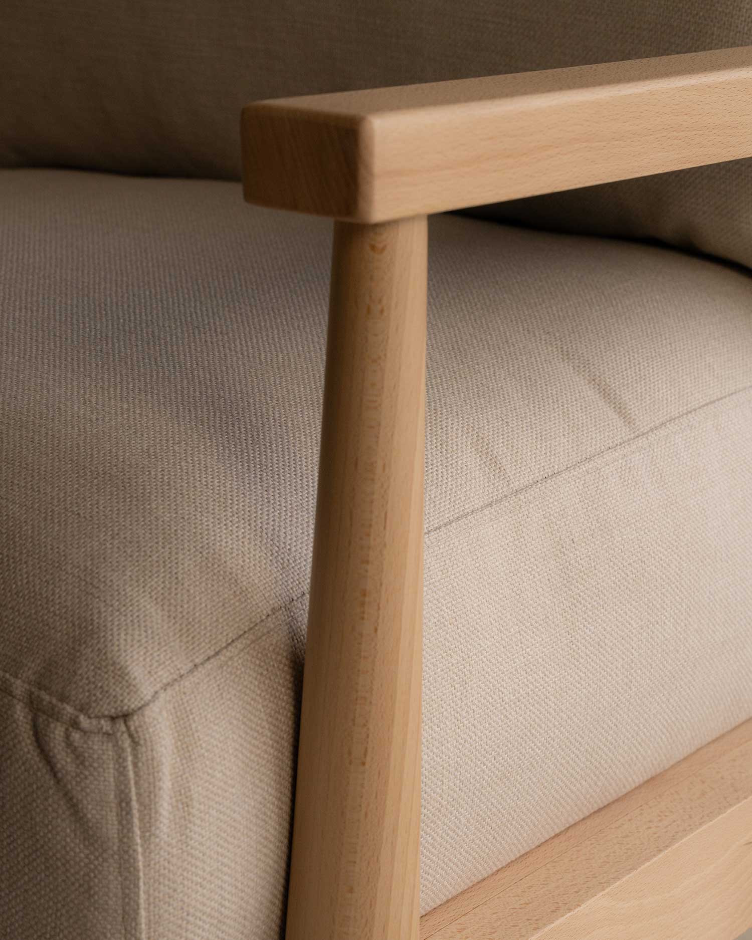 Butaca Boira con estructura de madera maciza de haya acabado roble y tejido transpirable y water repelent 61 x 70 cm