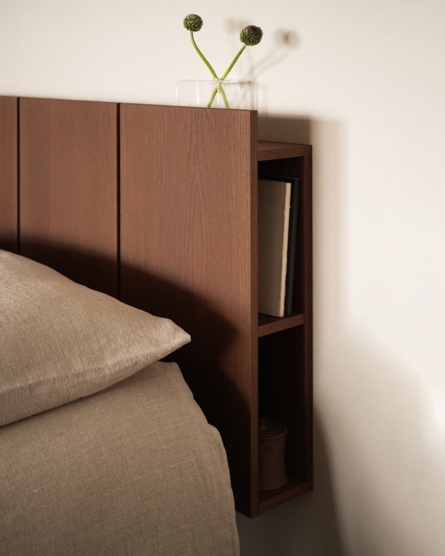 Cabecero Cova con almacenamiento de roble moka, con módulos, para cama de 135 cm