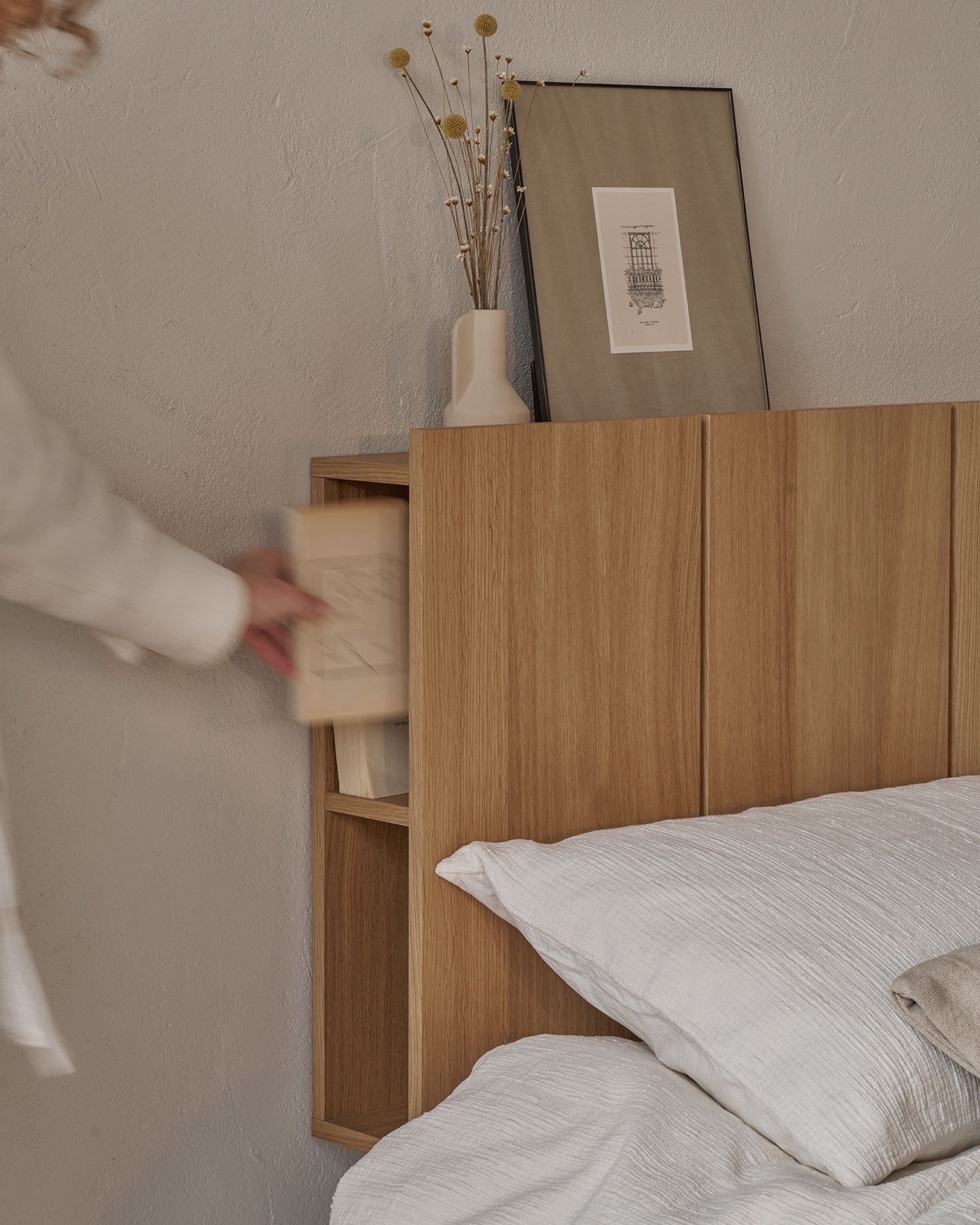 Cabecero Cova con almacenamiento de roble natural, con módulos, para cama de 135 cm