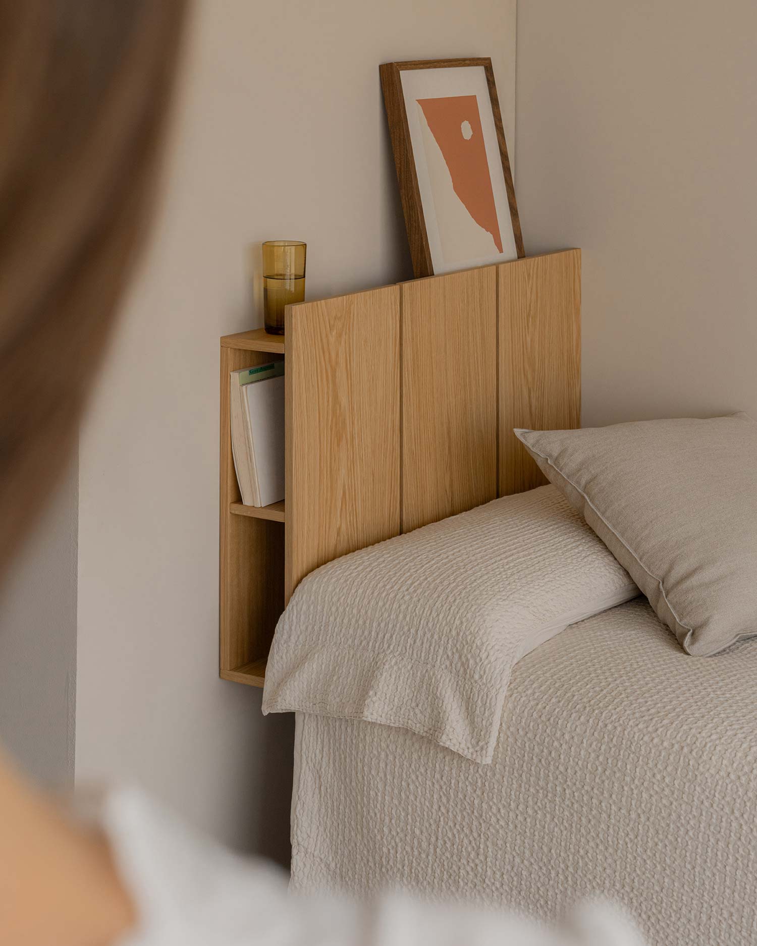 Cabecero Cova con almacenamiento de roble natural, con módulos, para cama de 90 cm