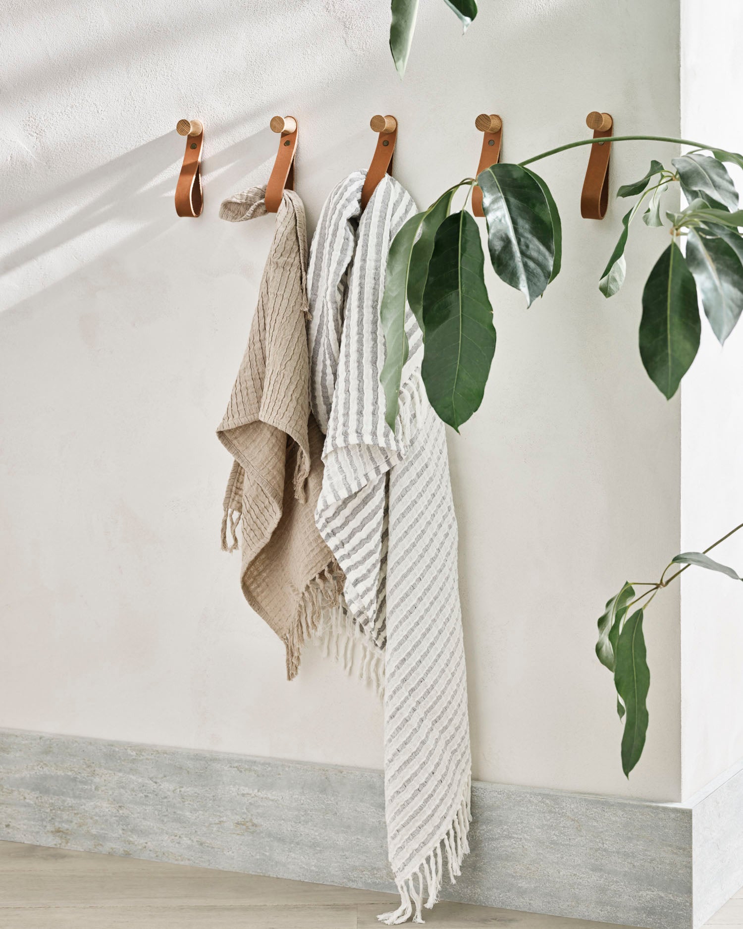 Colgador Gota brown de madera maciza de roble y piel