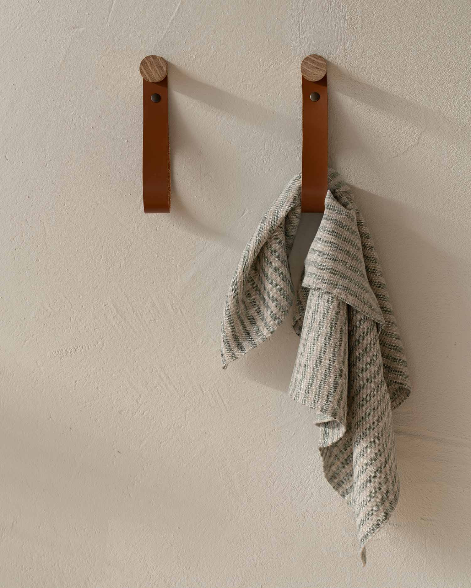 Colgador Gota brown de madera maciza de roble y piel