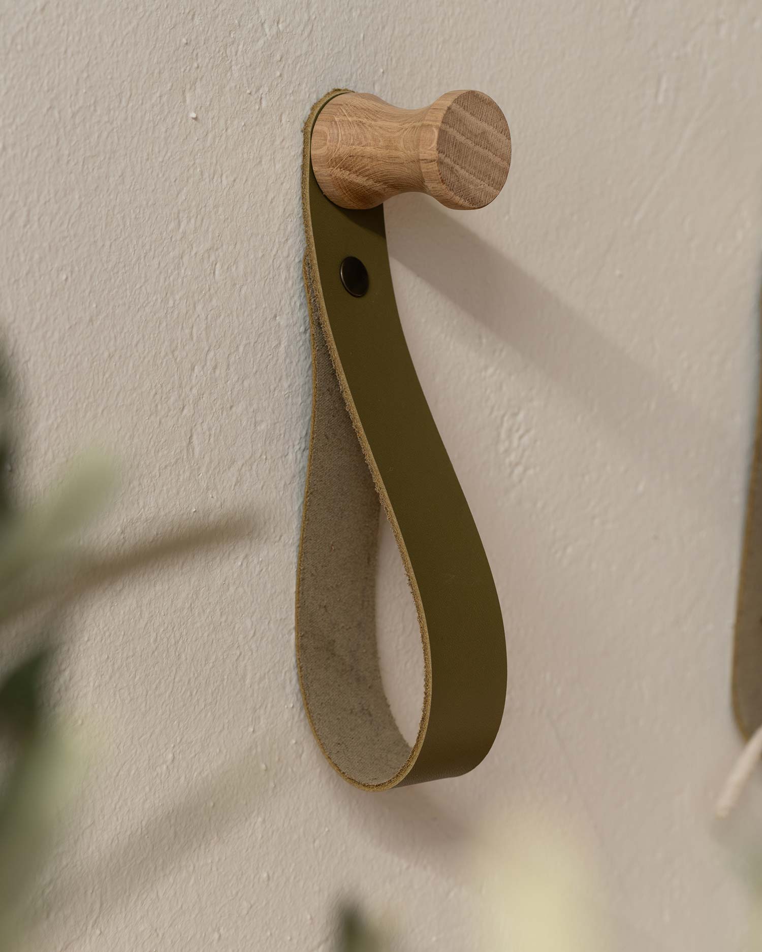 Colgador Gota verde de madera maciza de roble y piel