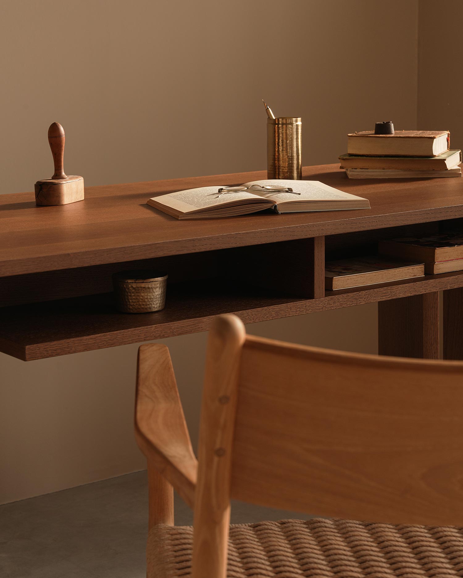 Escritorio Kyo de roble moka 130 x 60 cm