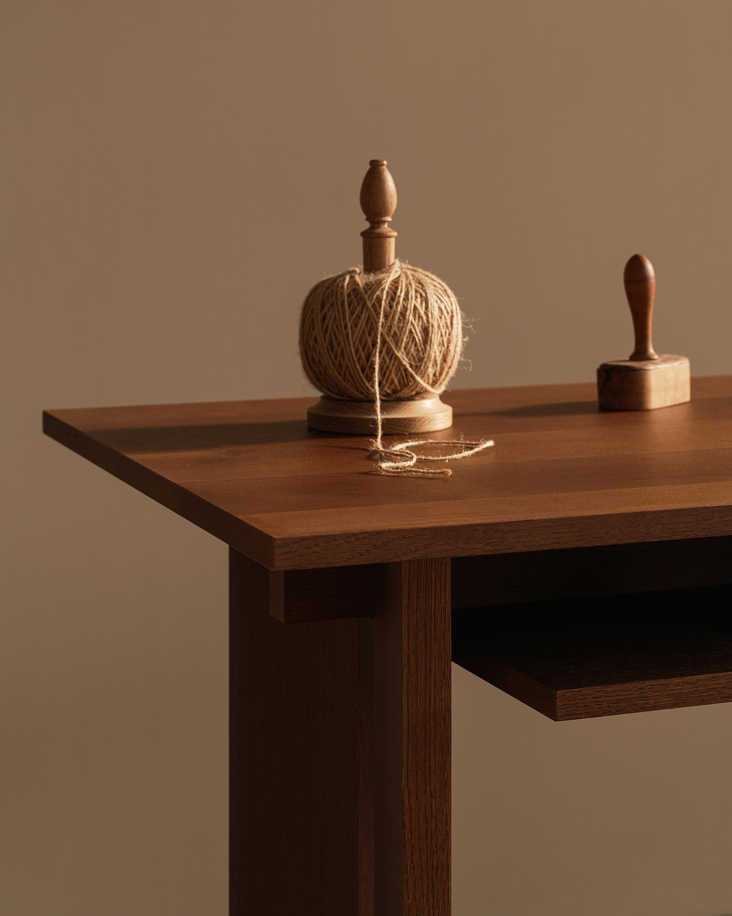 Escritorio Kyo de roble moka 130 x 60 cm