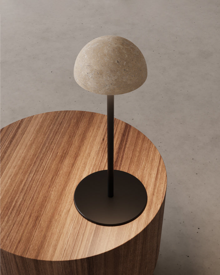 Lámpara de sobremesa LED Dussa con pie de acero y cúpula de mármol travertino ø 12 x 36 cm