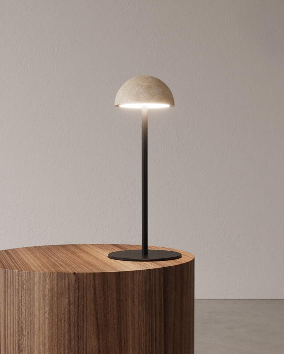 Lámpara de sobremesa LED Dussa con pie de acero y cúpula de mármol travertino ø 12 x 36 cm