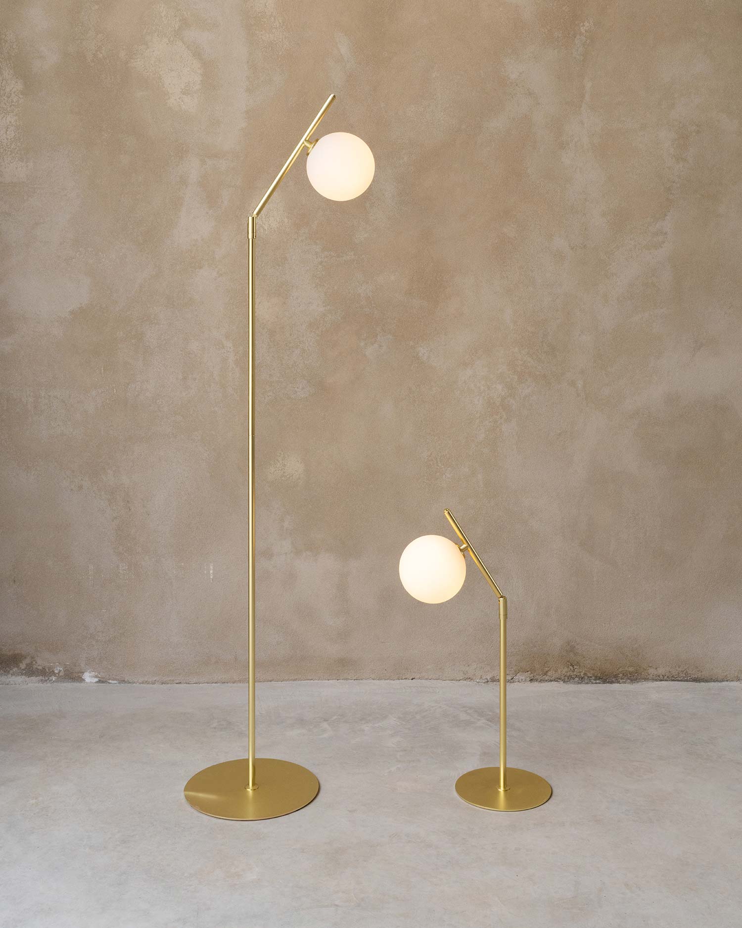 Lámpara de sobremesa LED Endo de latón mate y vidrio soplado ø 20 x 40-63 cm
