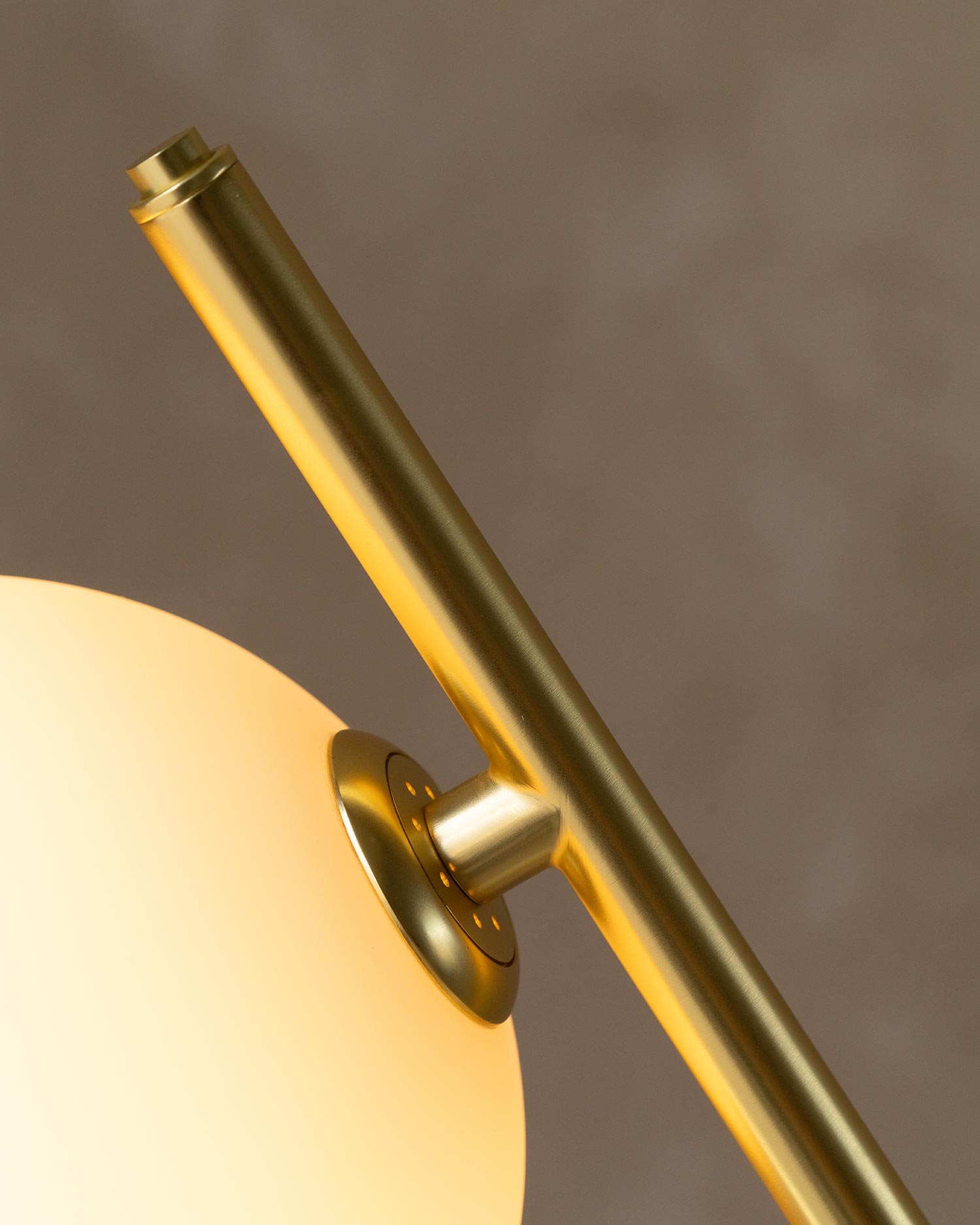 Lámpara de sobremesa LED Endo de latón mate y vidrio soplado ø 20 x 40-63 cm