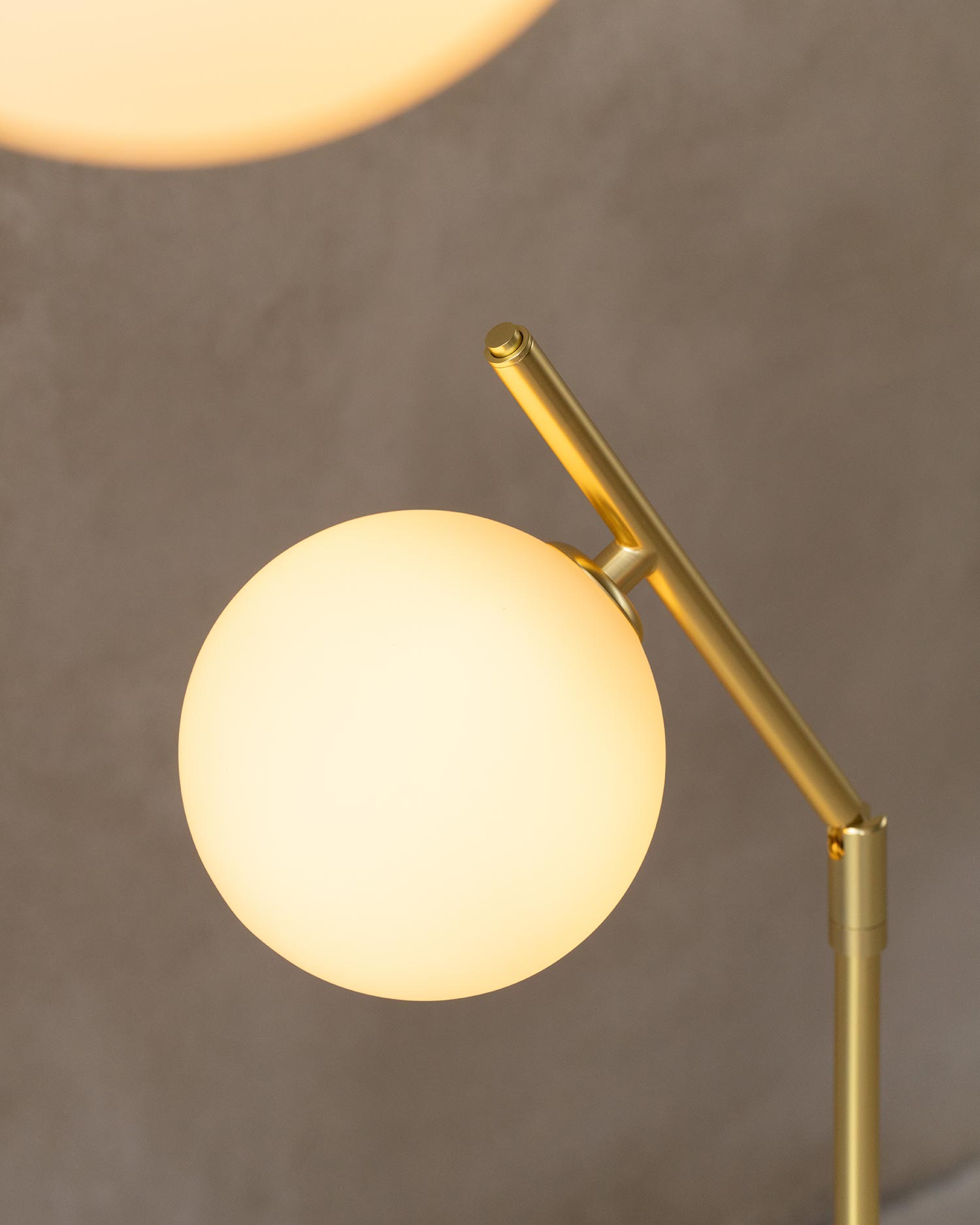 Lámpara de sobremesa LED Endo de latón mate y vidrio soplado ø 20 x 40-63 cm