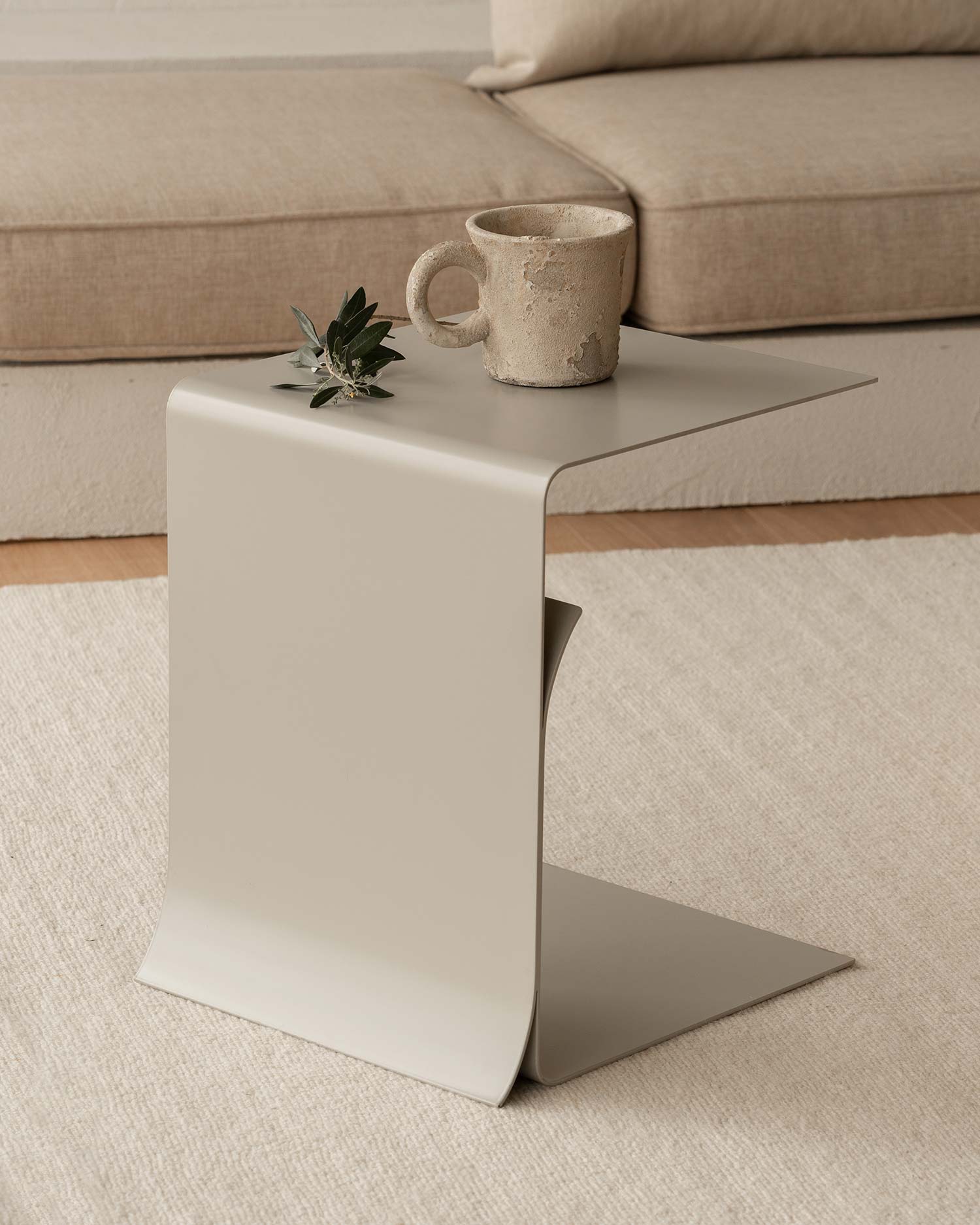 Mesa auxiliar metálica Coma beige 43 x 39 cm