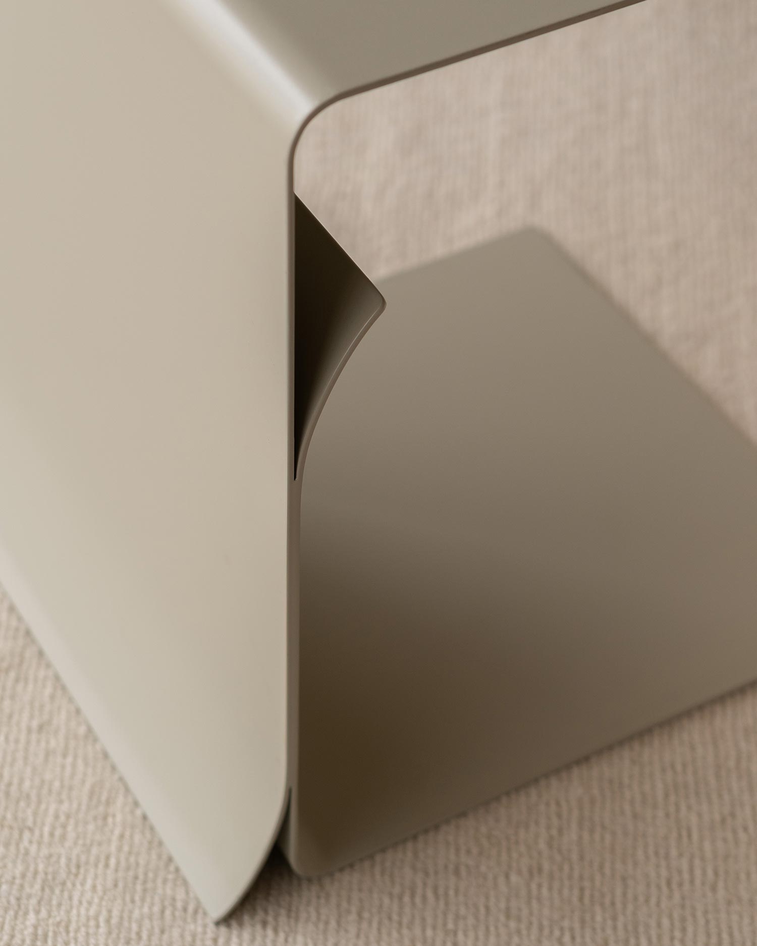 Mesa auxiliar metálica Coma beige 43 x 39 cm