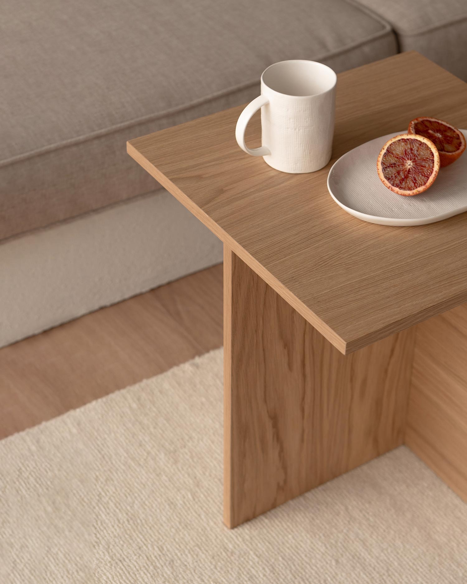 Mesa auxiliar Coveta de roble natural 42 x 42 cm