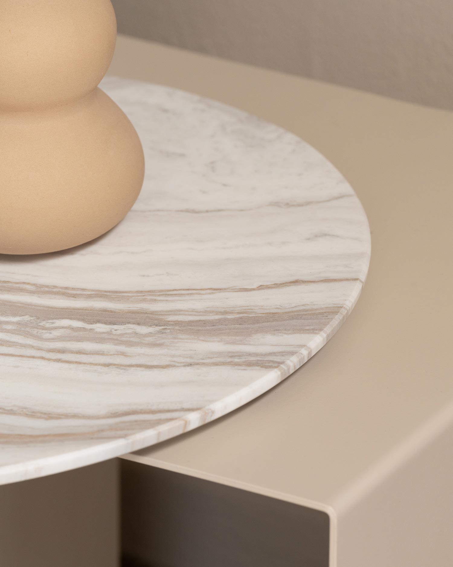 Mesa auxiliar metálica Mia de mármol Volakas ø 48 cm
