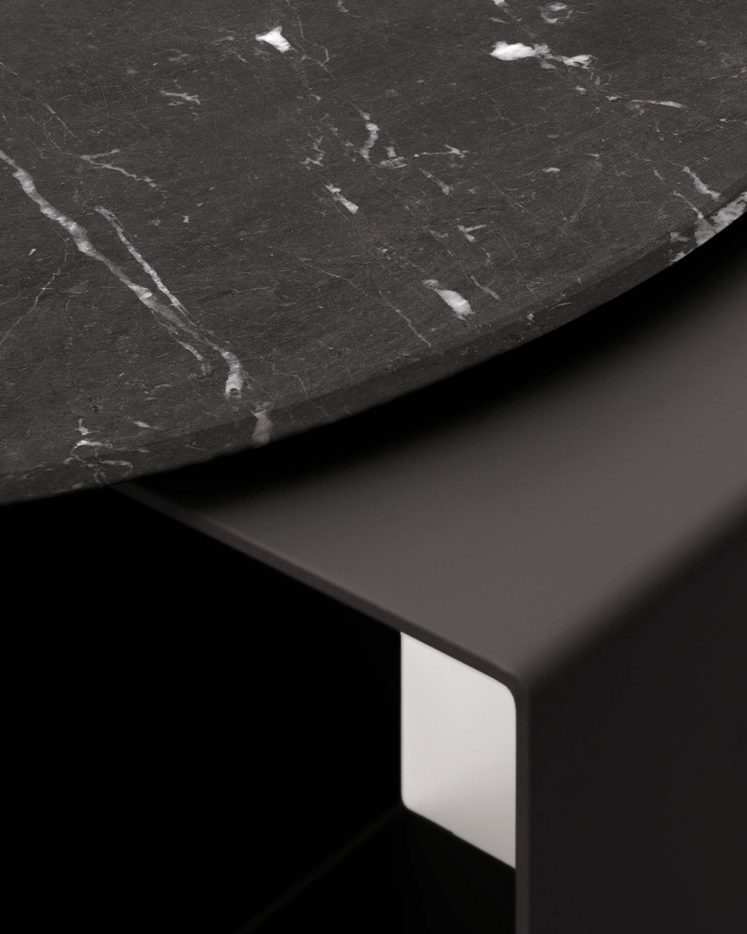 Mesa auxiliar metálica Mia de mármol Negro Marquina ø 48 cm