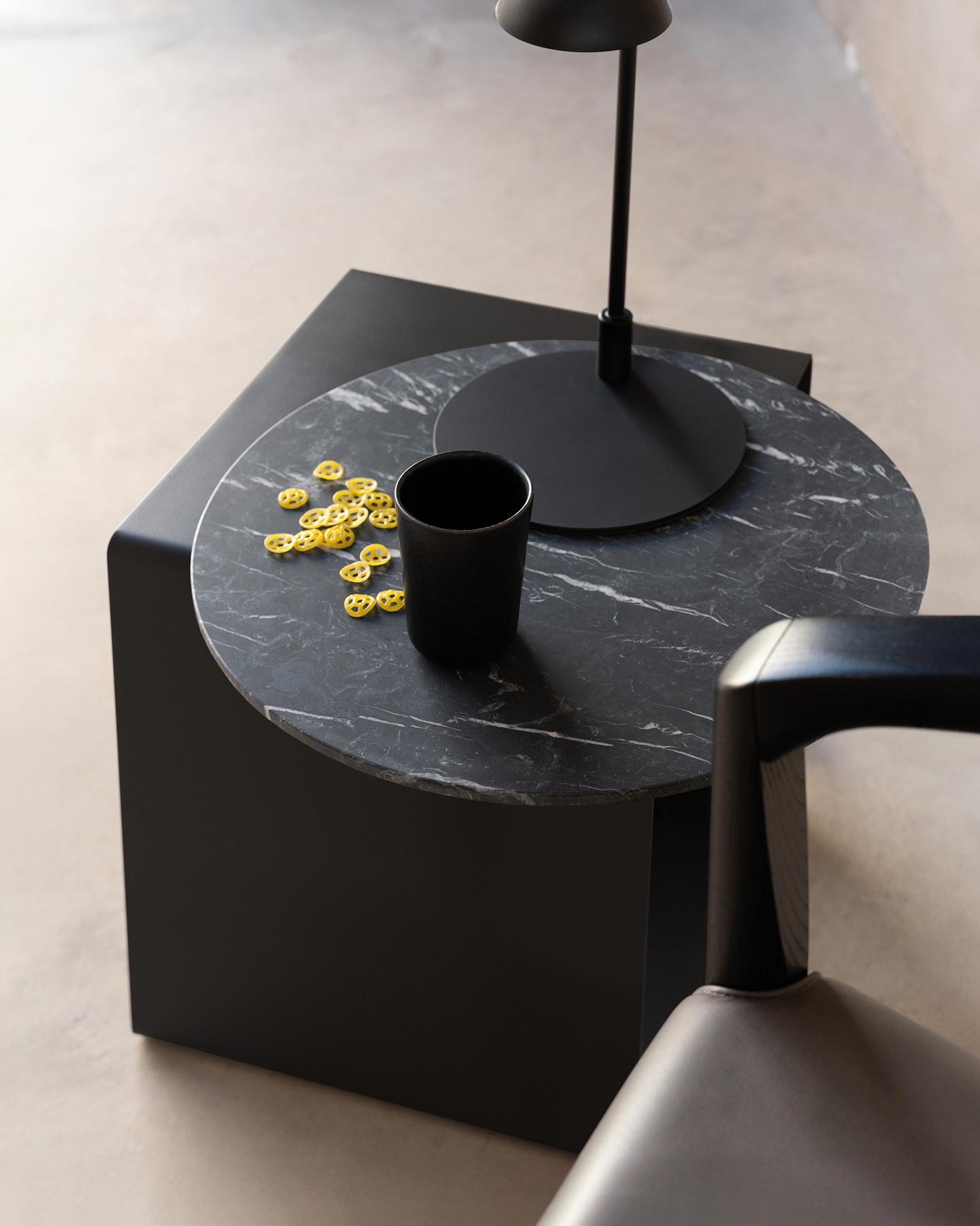Mesa auxiliar metálica Mia de mármol Negro Marquina ø 48 cm