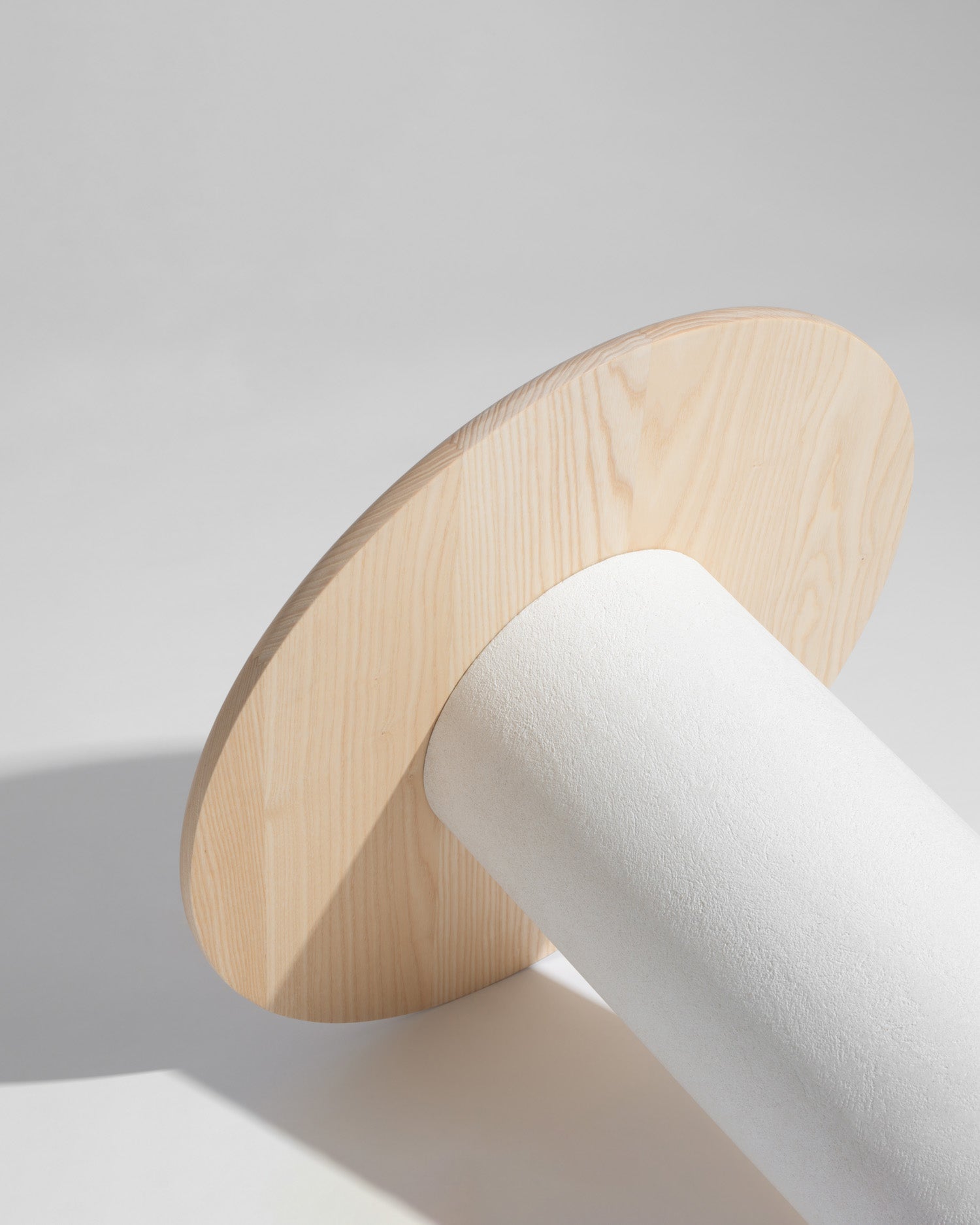 Mesa auxiliar Mini Deia de madera maciza de fresno natural ø 50 cm