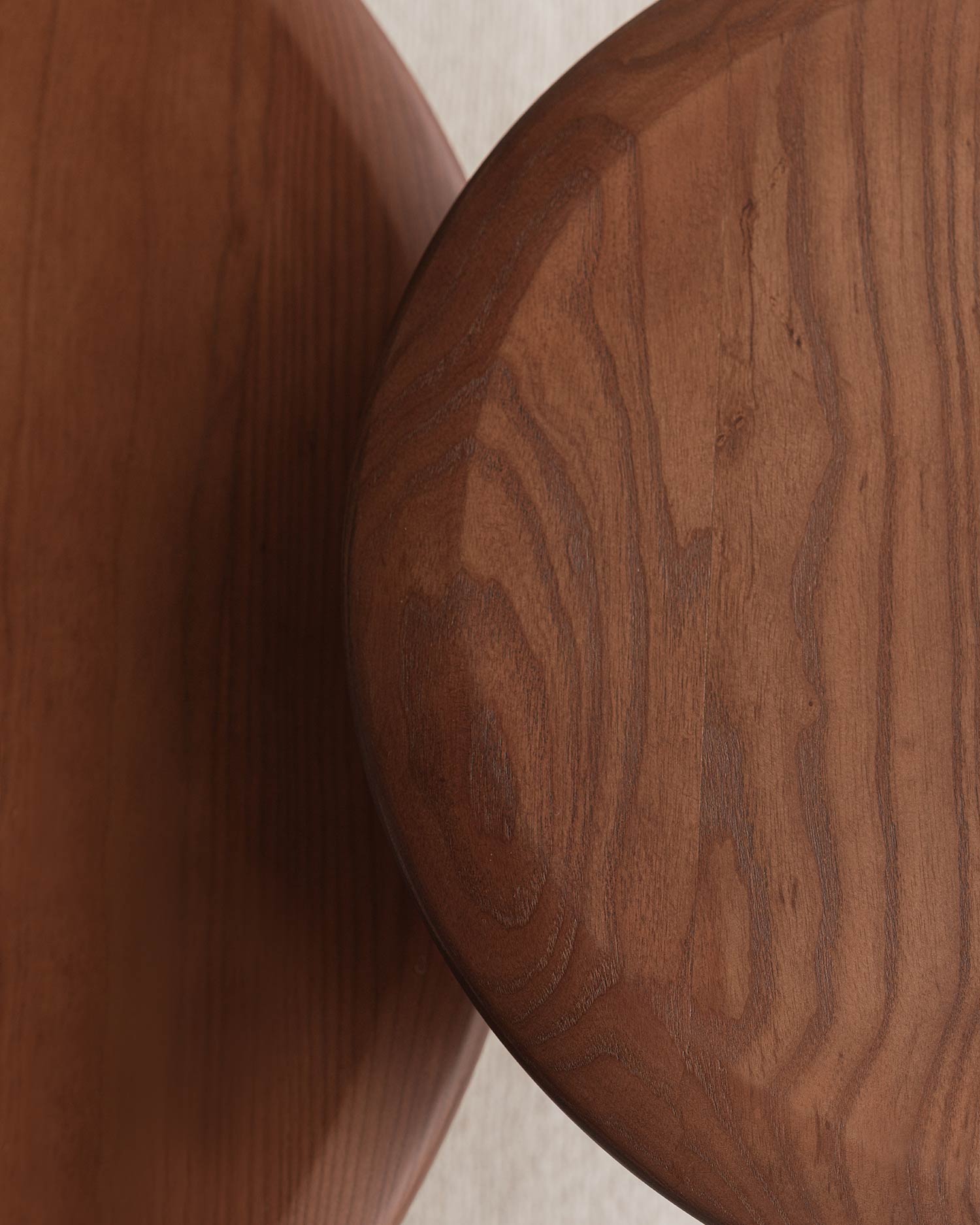 Mesa auxiliar Mini Deia de madera maciza de fresno moka ø 50 cm