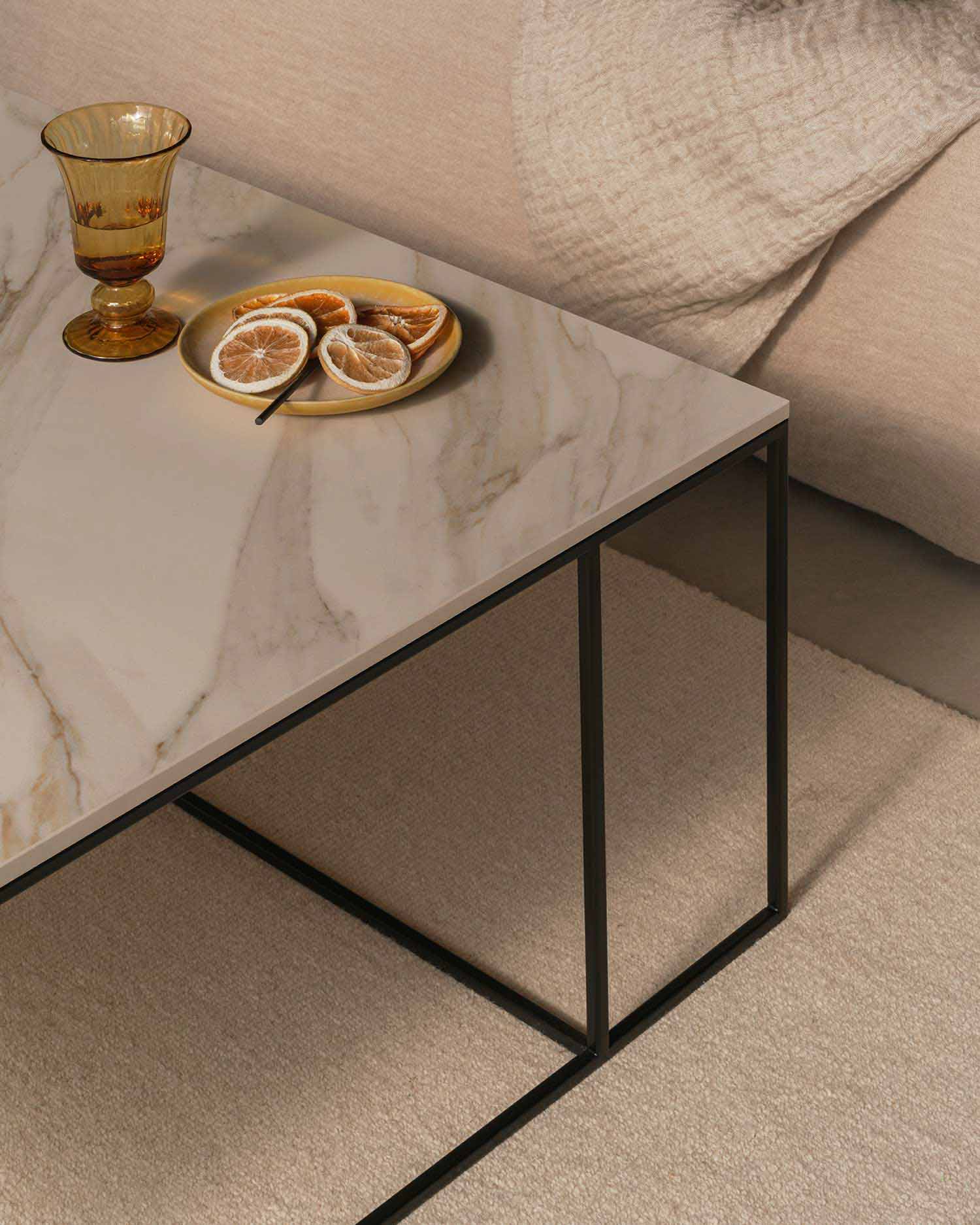 Mesa de centro Petra XL de porcelánico Calacatta Oro 100 x 100 cm