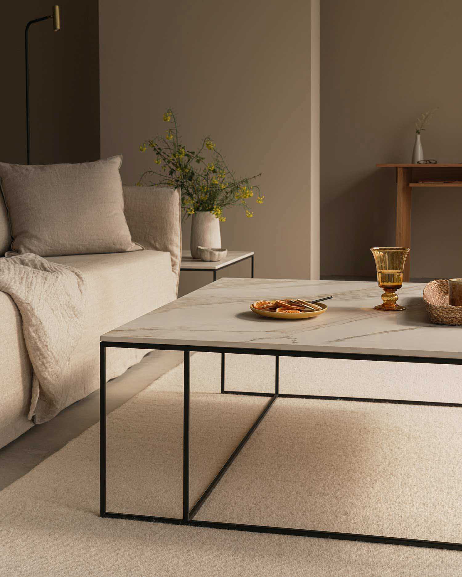 Mesa de centro Petra XL de porcelánico Calacatta Oro 100 x 100 cm