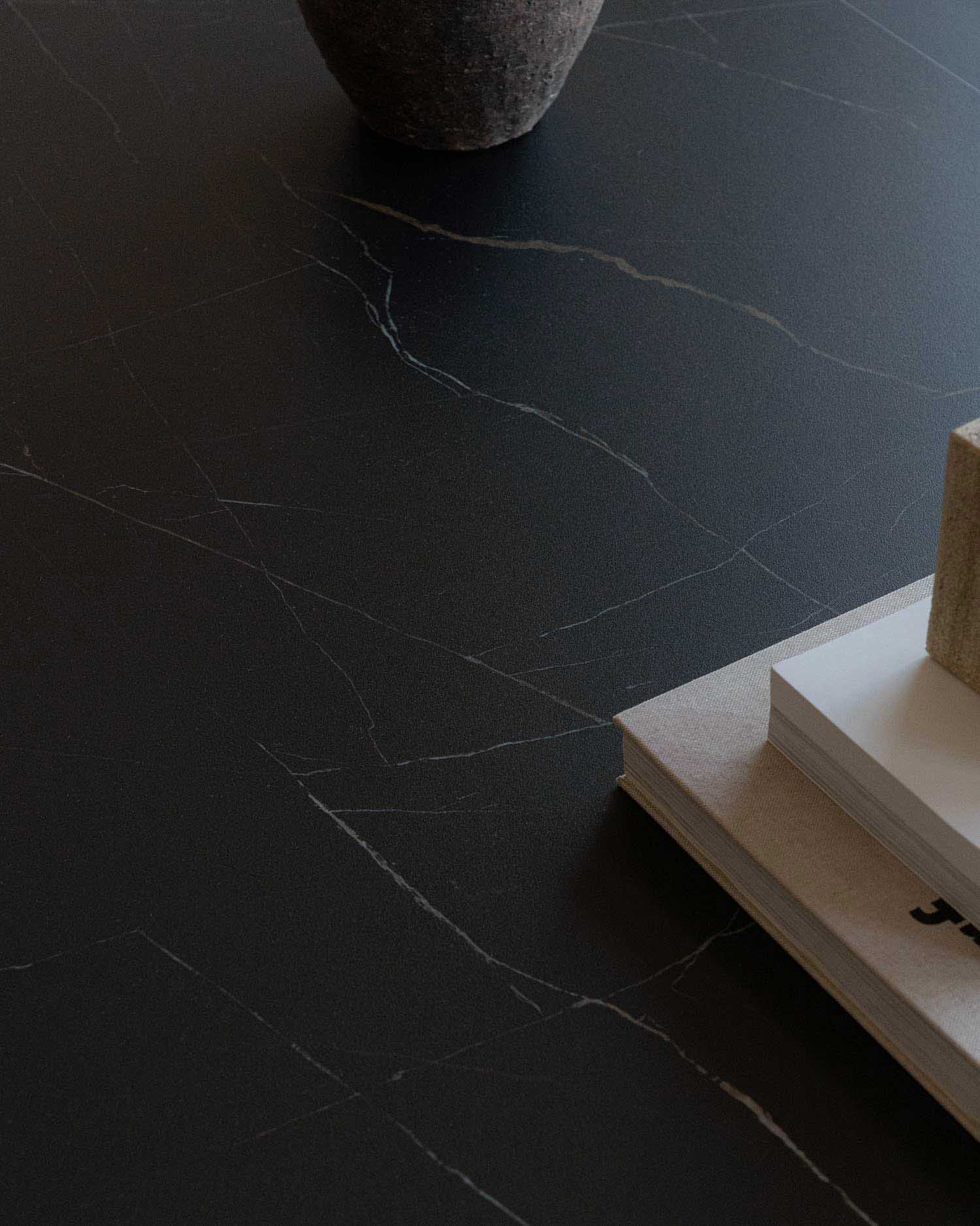 Mesa de centro Petra XL de porcelánico Negro Marquina 100 x 100 cm
