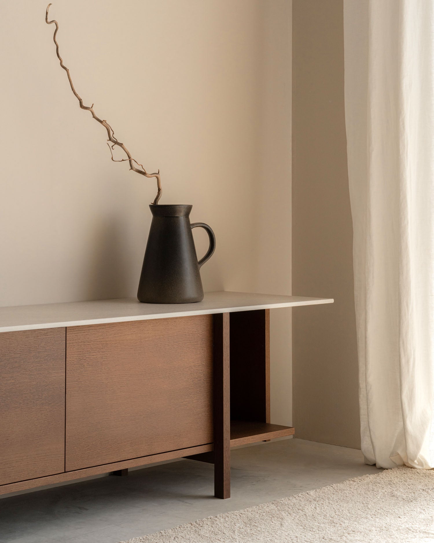 Mueble de TV Kai de roble moka y sobre de porcelánico Duna 190 x 43,5 cm