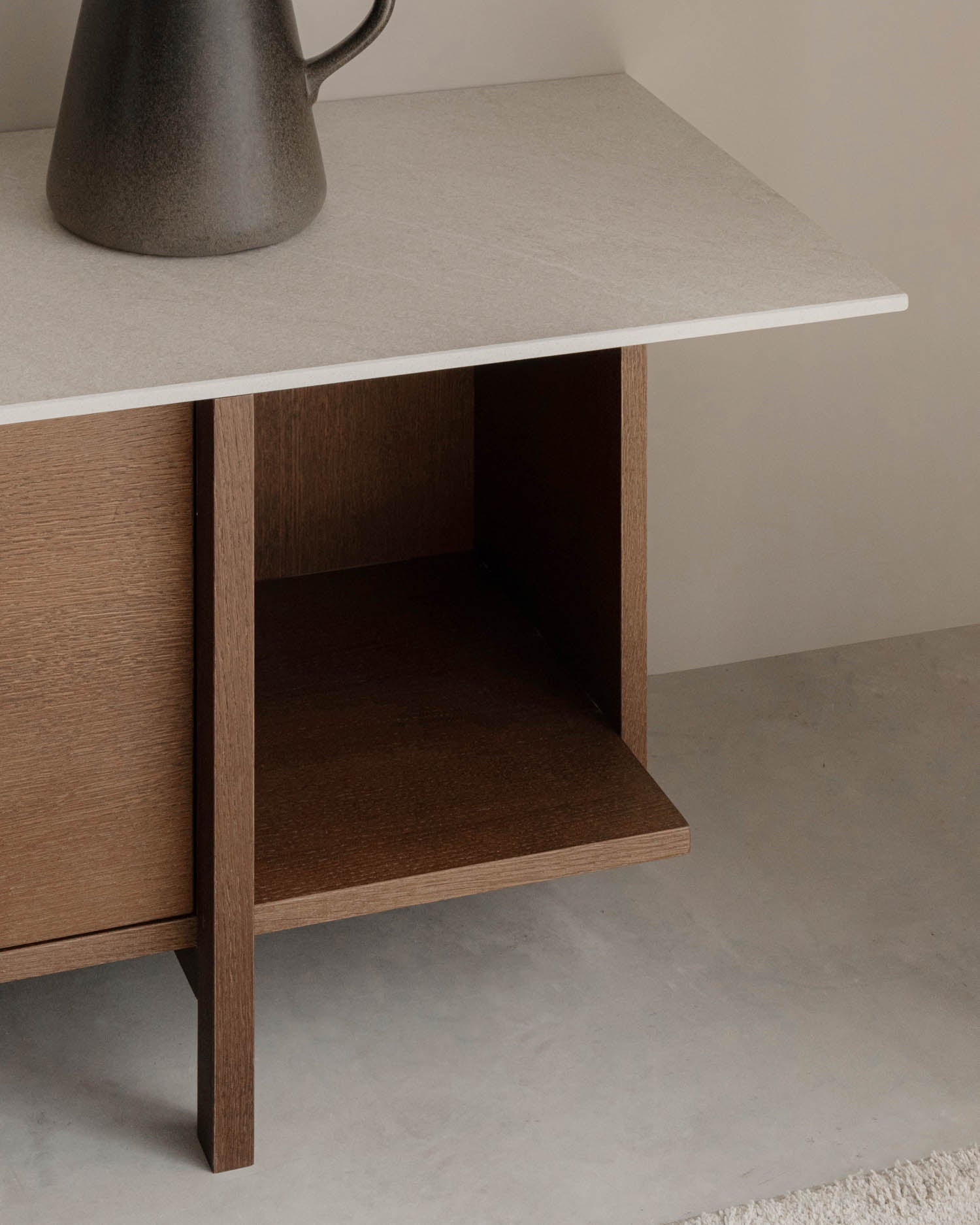 Mueble de TV Kai de roble moka y sobre de porcelánico Duna 190 x 43,5 cm