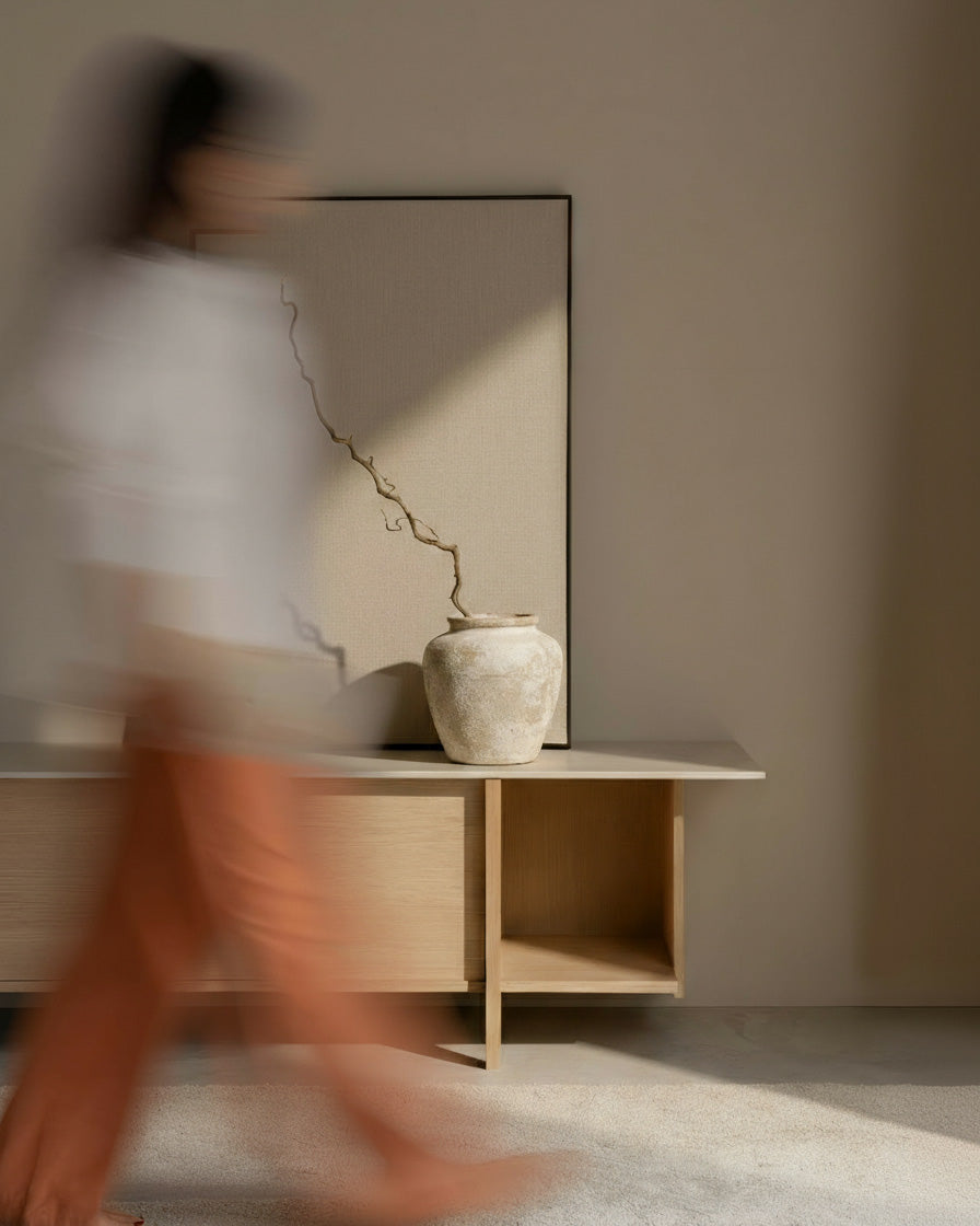 Mueble de TV Kai de roble nude y sobre de porcelánico Duna 190 x 43,5 cm