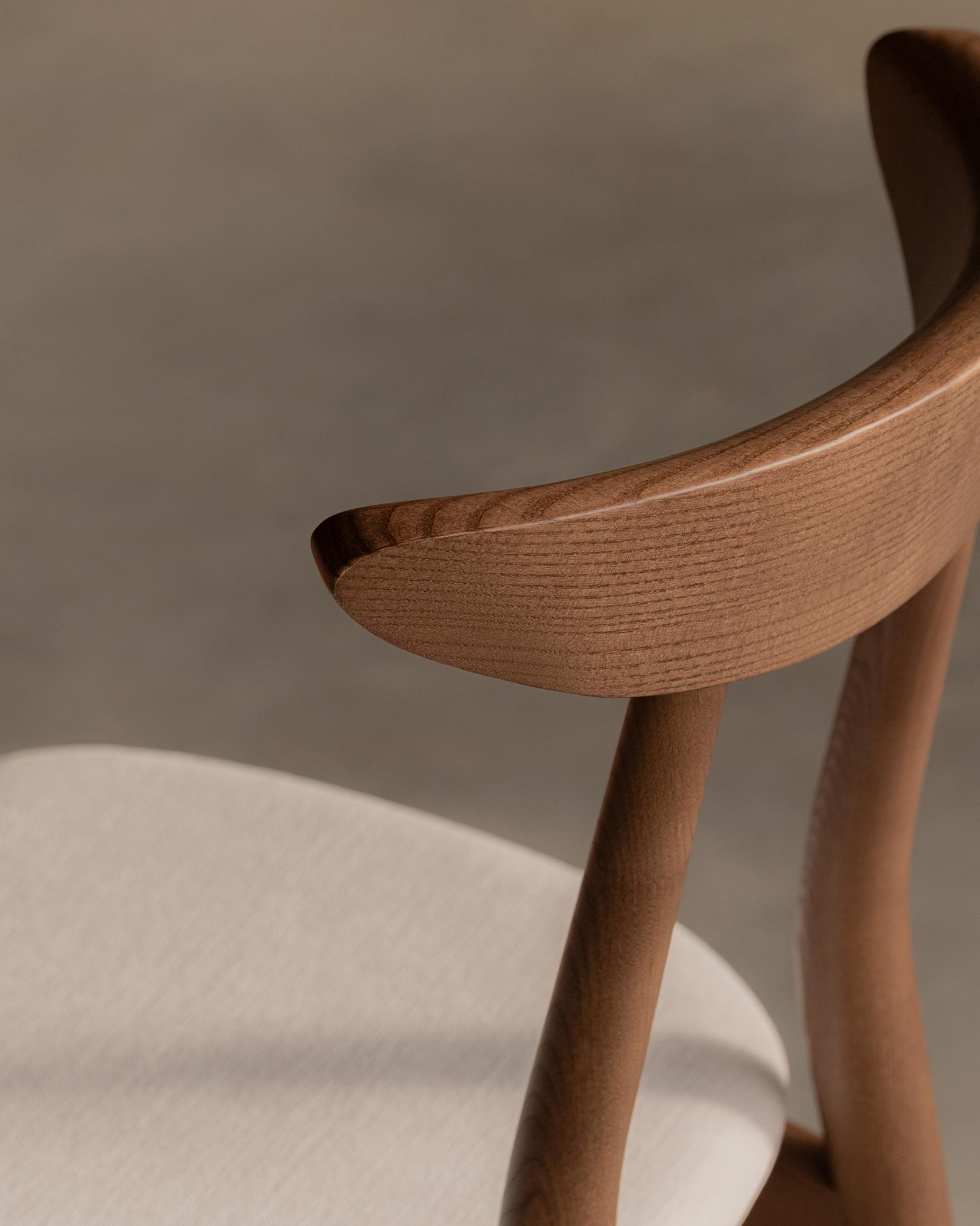Pack de 2 sillas Nuda con estructura de madera maciza de fresno con acabado moka y tapizado crudo con tecnología Aquaclean®