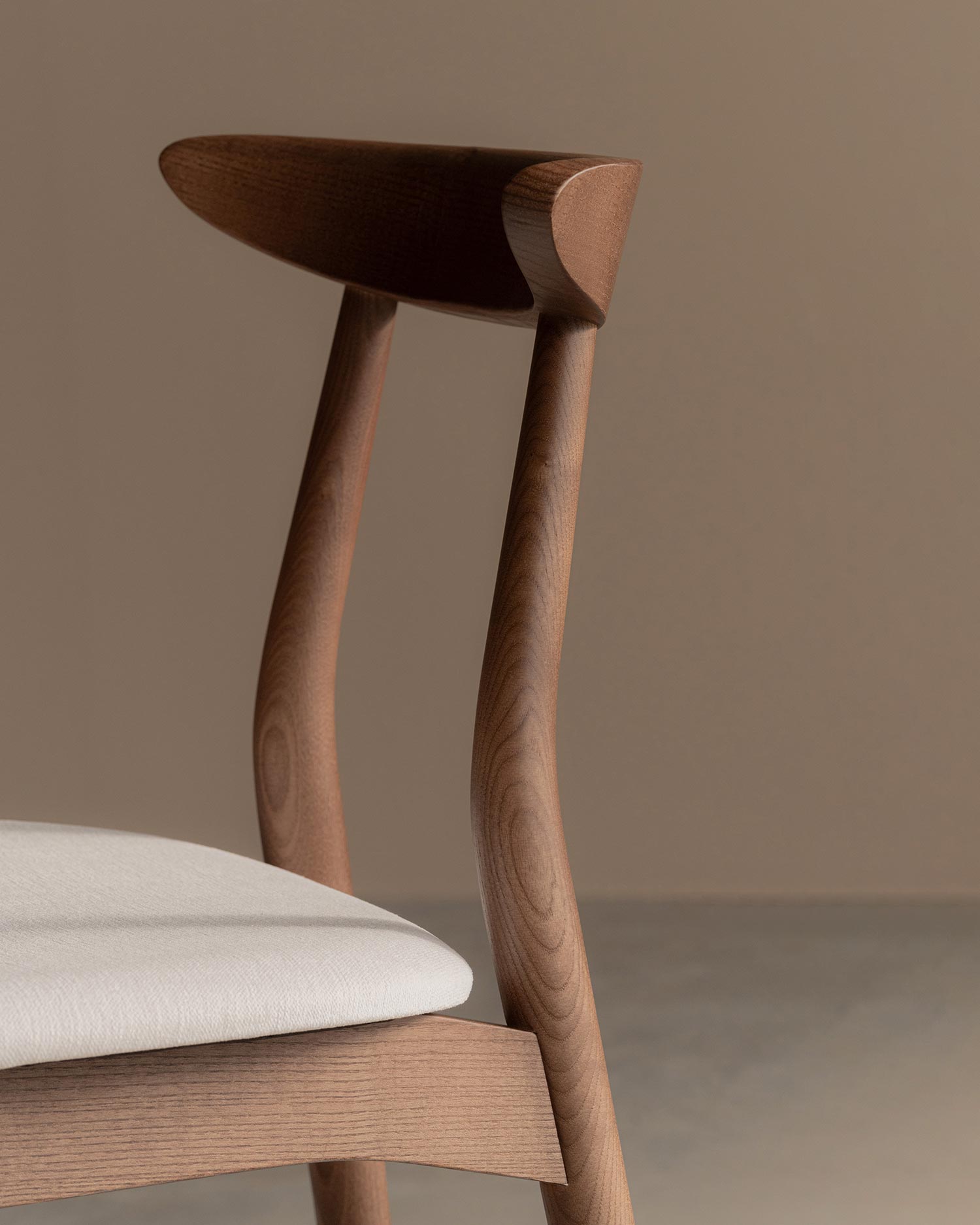 Silla Nuda con estructura de madera maciza de fresno con acabado moka y tapizado crudo con tecnología Aquaclean®