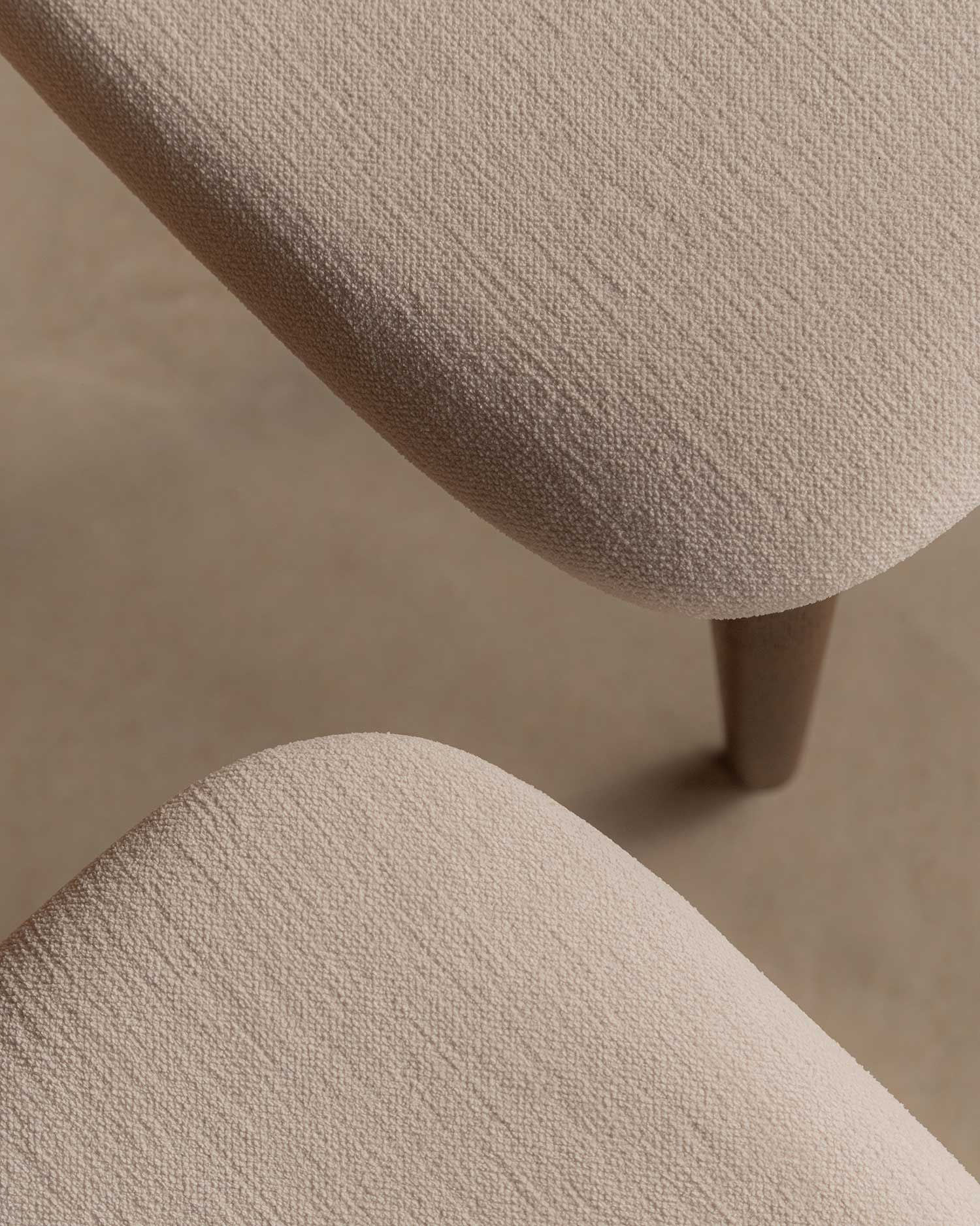 Pack de 2 sillas Nuda con estructura de madera maciza de fresno con acabado moka y tapizado crudo con tecnología Aquaclean®