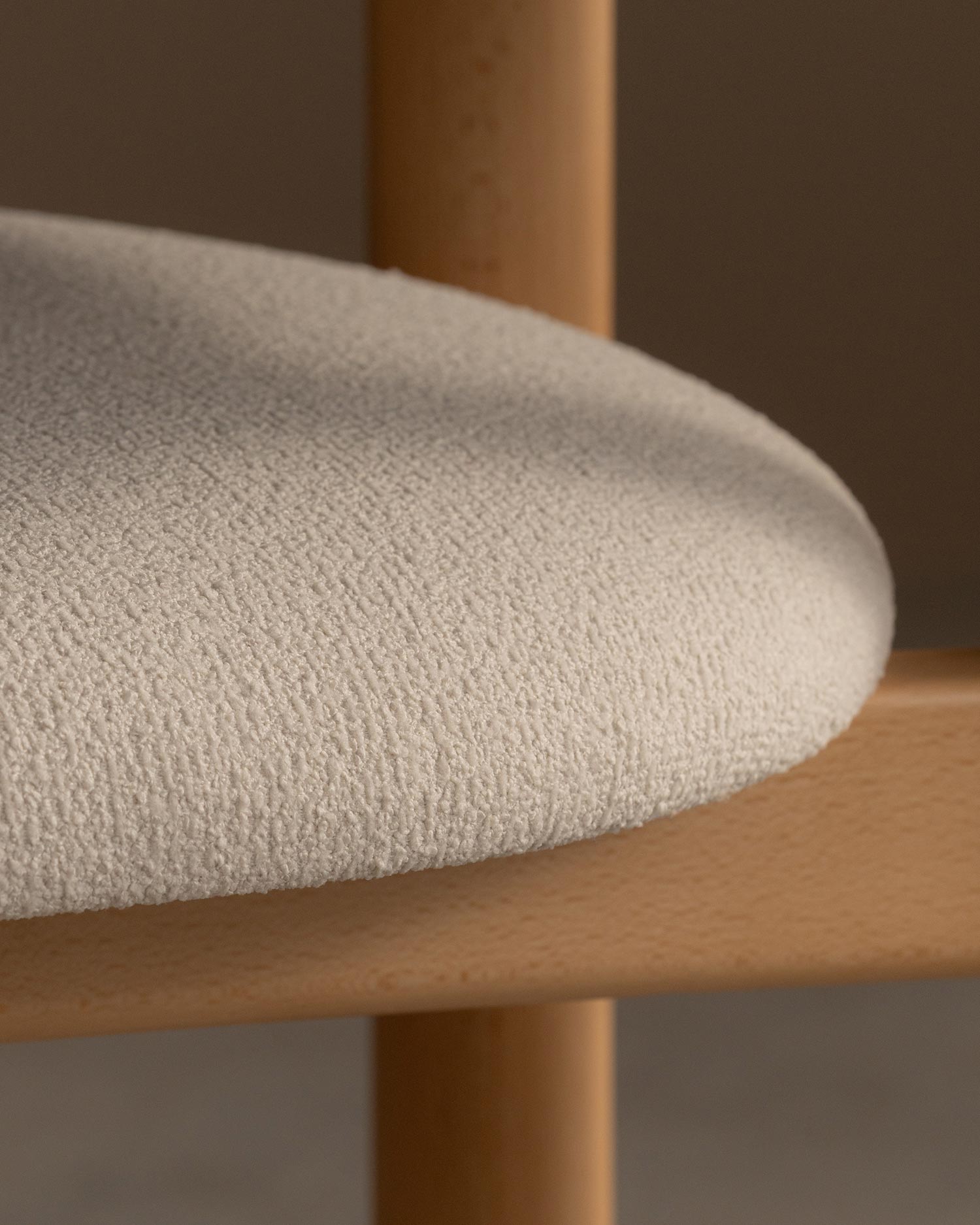 Silla Ondina con estructura de madera maciza de haya natural y tapizado beige con tecnología Aquaclean®