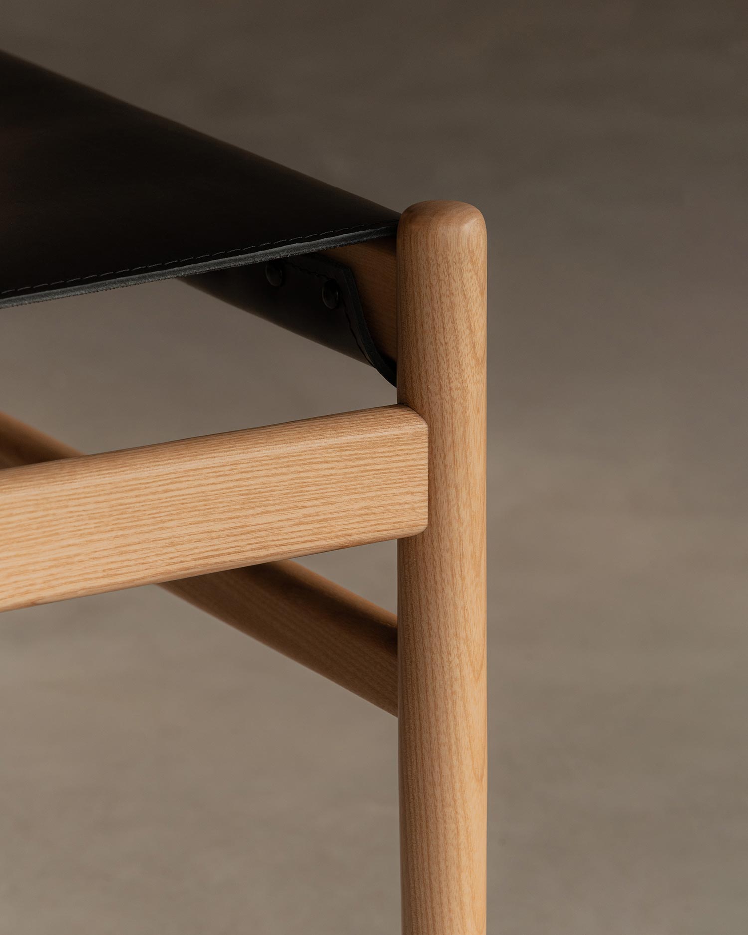 Pack de 2 sillas Velera con estructura de madera maciza de fresno con acabado natural y tapizado en cuero negro
