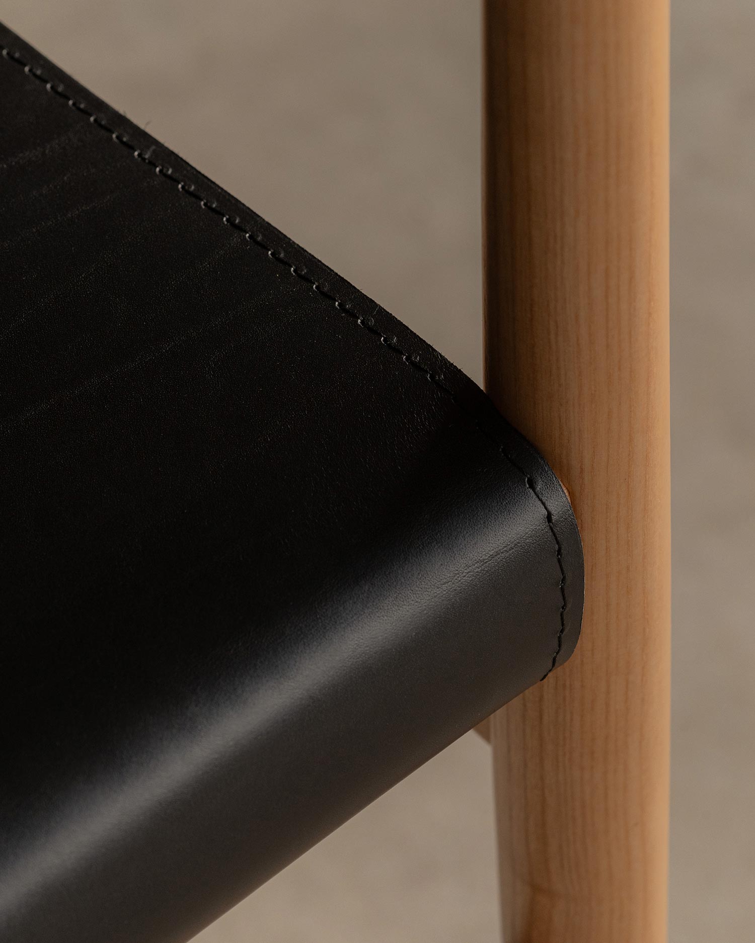 Pack de 2 sillas Velera con estructura de madera maciza de fresno con acabado natural y tapizado en cuero negro