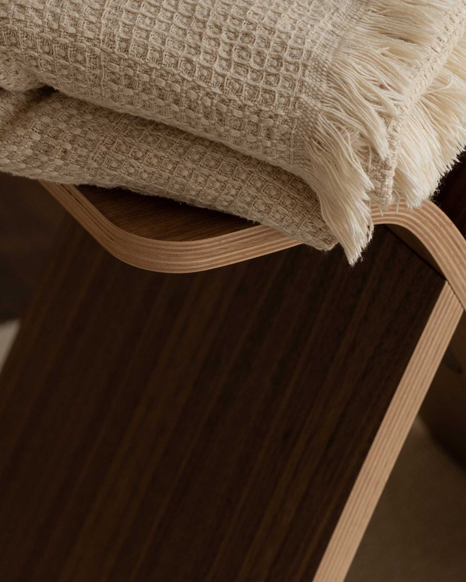 Banqueta X-Stool de nogal natural 40 x 33 cm