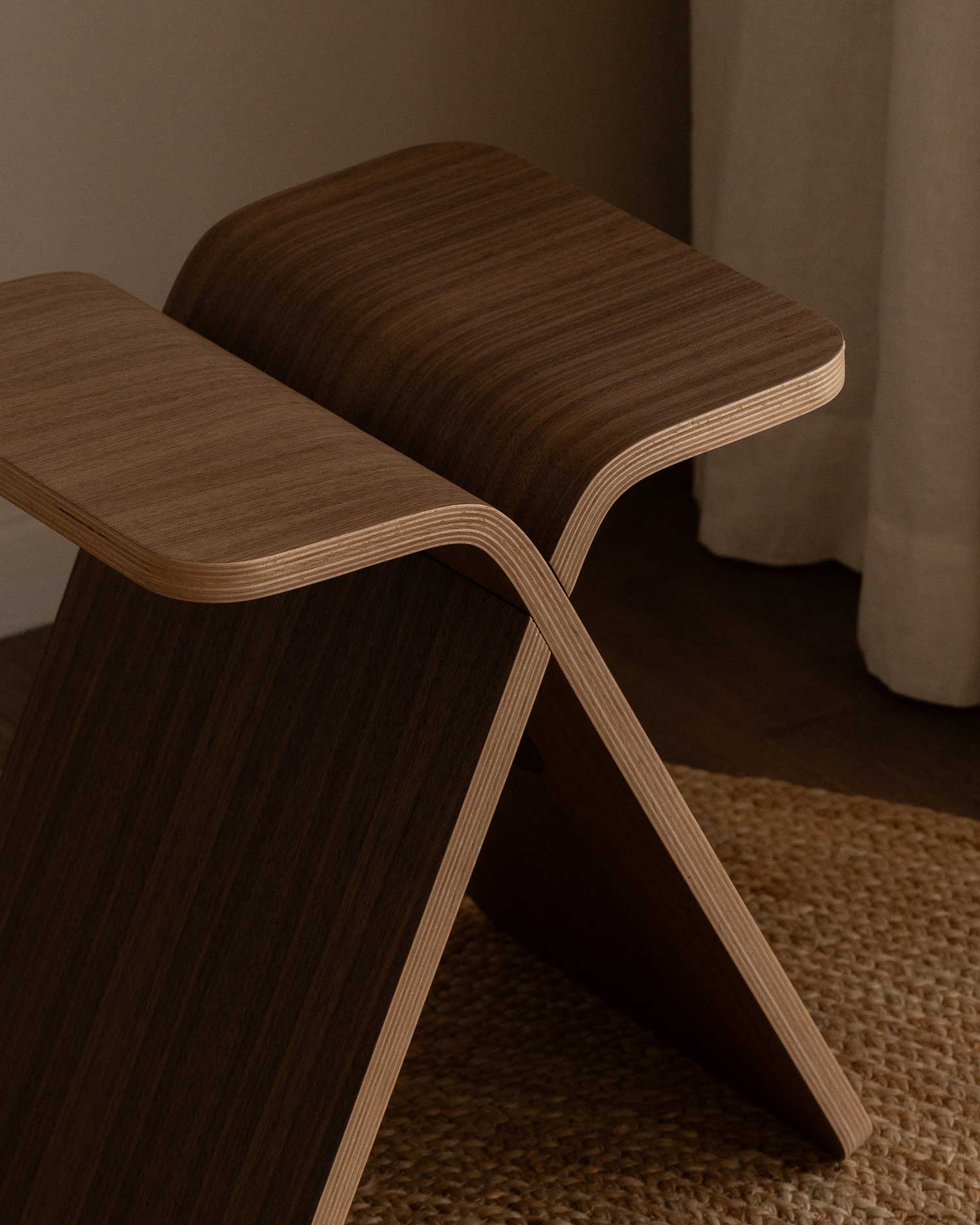 Banqueta X-Stool de nogal natural 40 x 33 cm