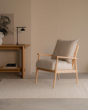 Butaca Boira con estructura de madera maciza de haya acabado roble y tejido transpirable y water repelent 61 x 70 cm