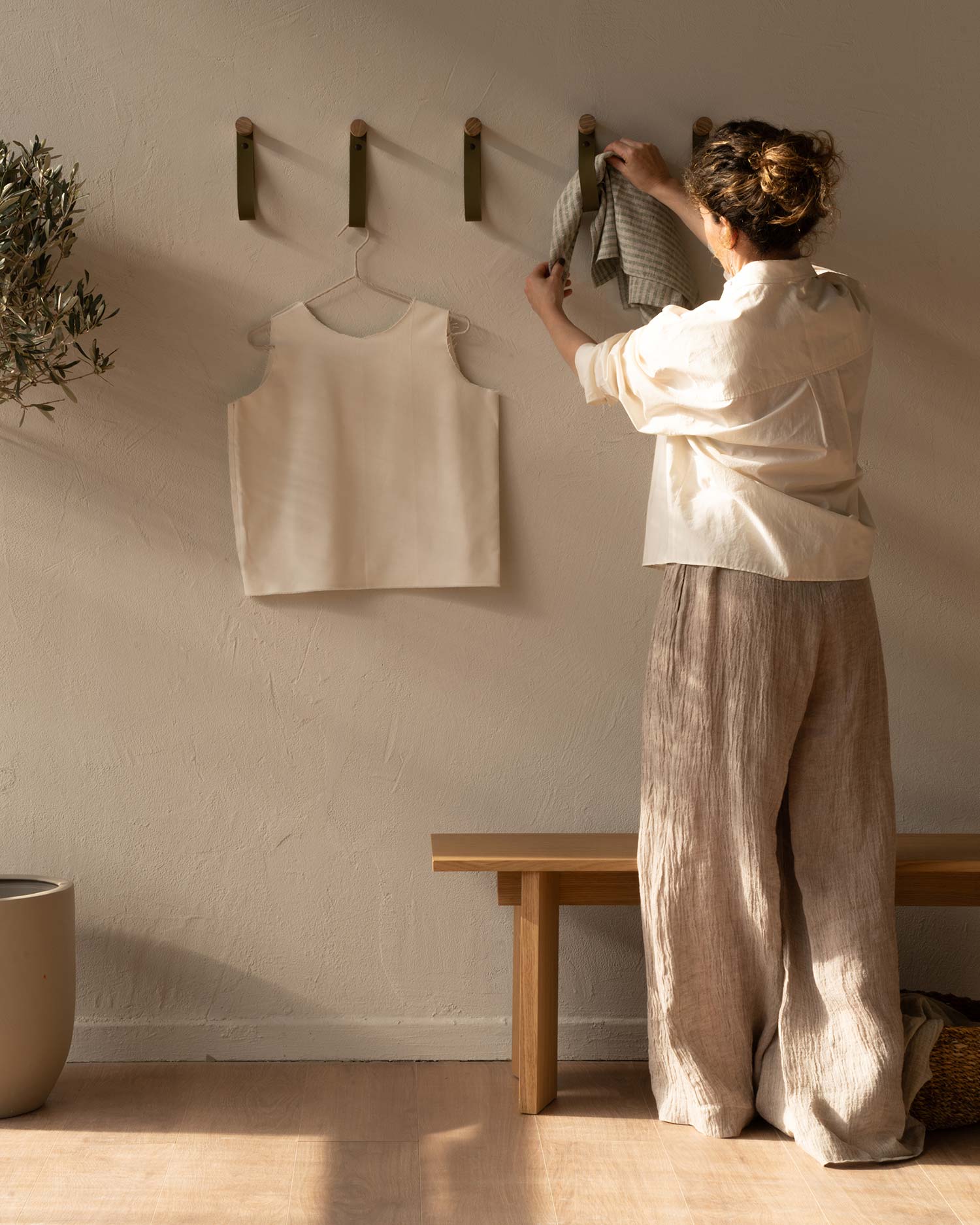 Colgador Gota verde de madera maciza de roble y piel