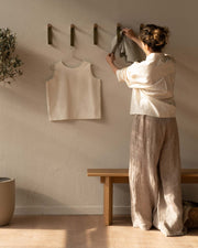 Colgador Gota verde de madera maciza de roble y piel