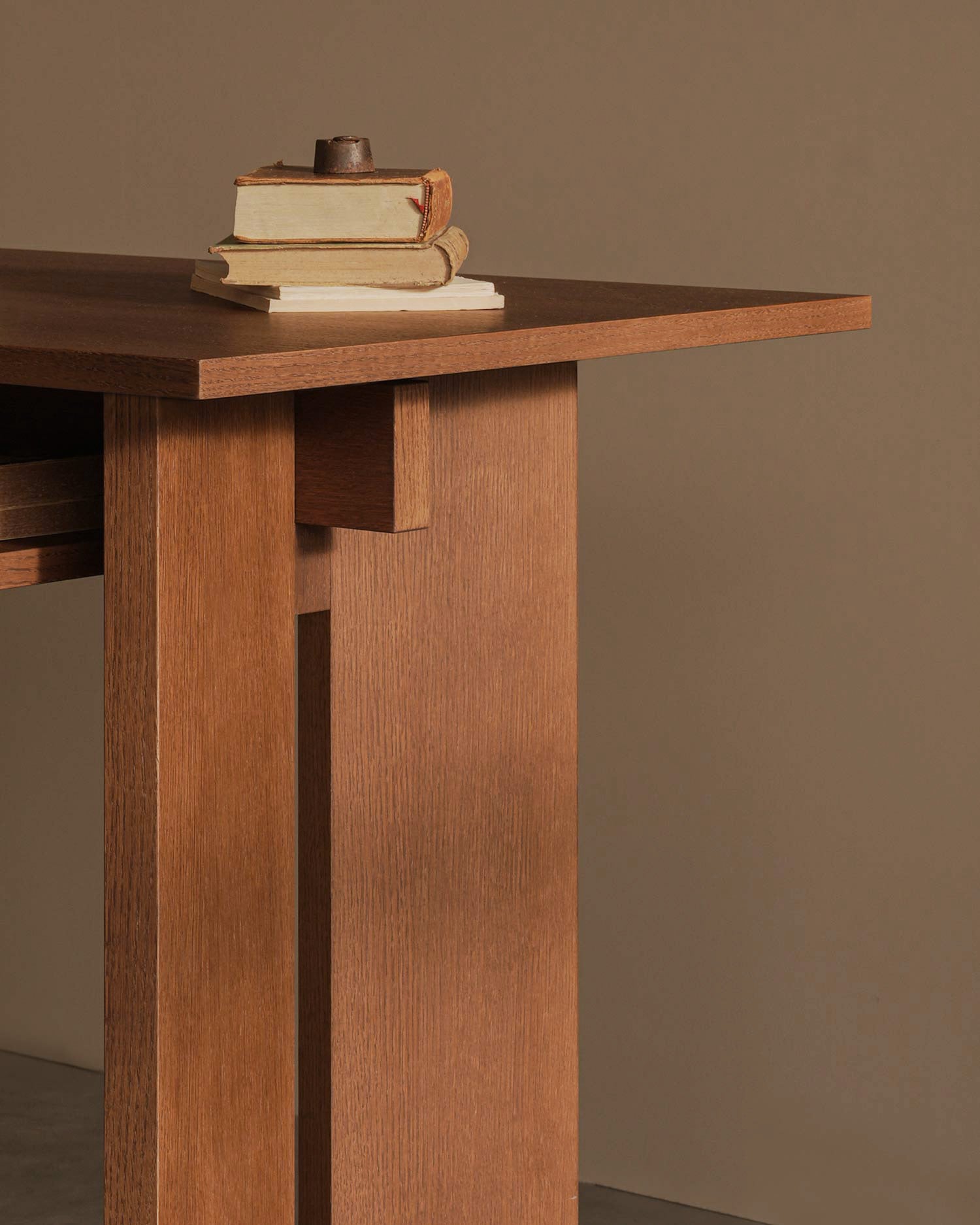 Escritorio Kyo de roble moka 130 x 60 cm