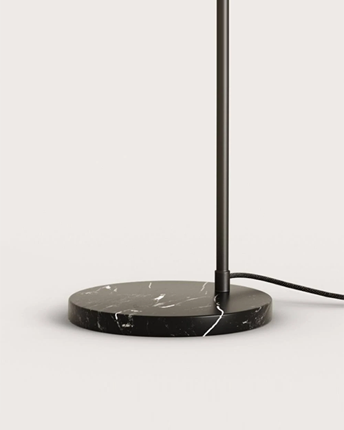 Lámpara de sobremesa LED Tura con base de mármol y estructura metálica con cabezal de cuero marrón ø 20 x 49 cm