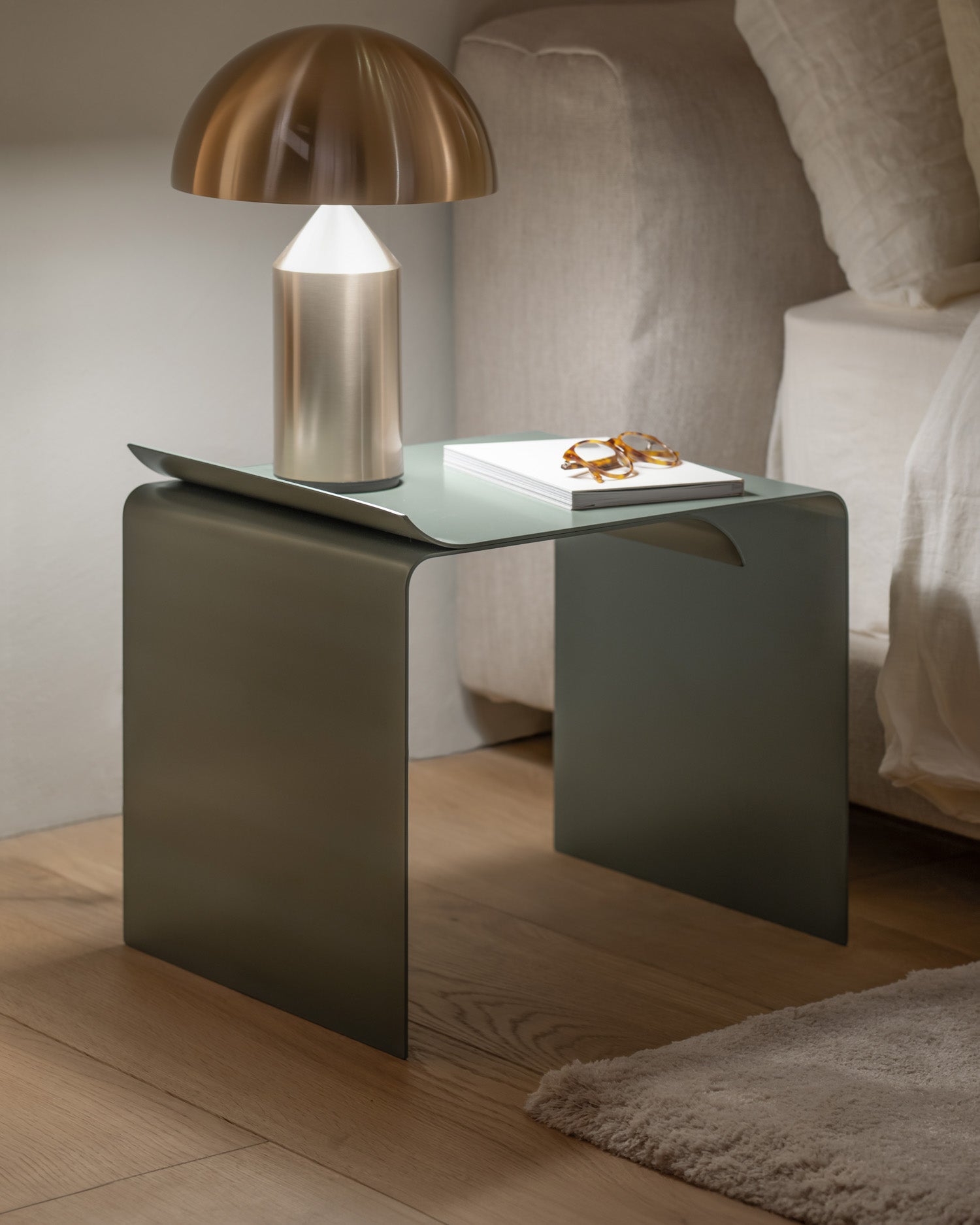 Mesita de noche metálica Coma verde 43 x 35 cm