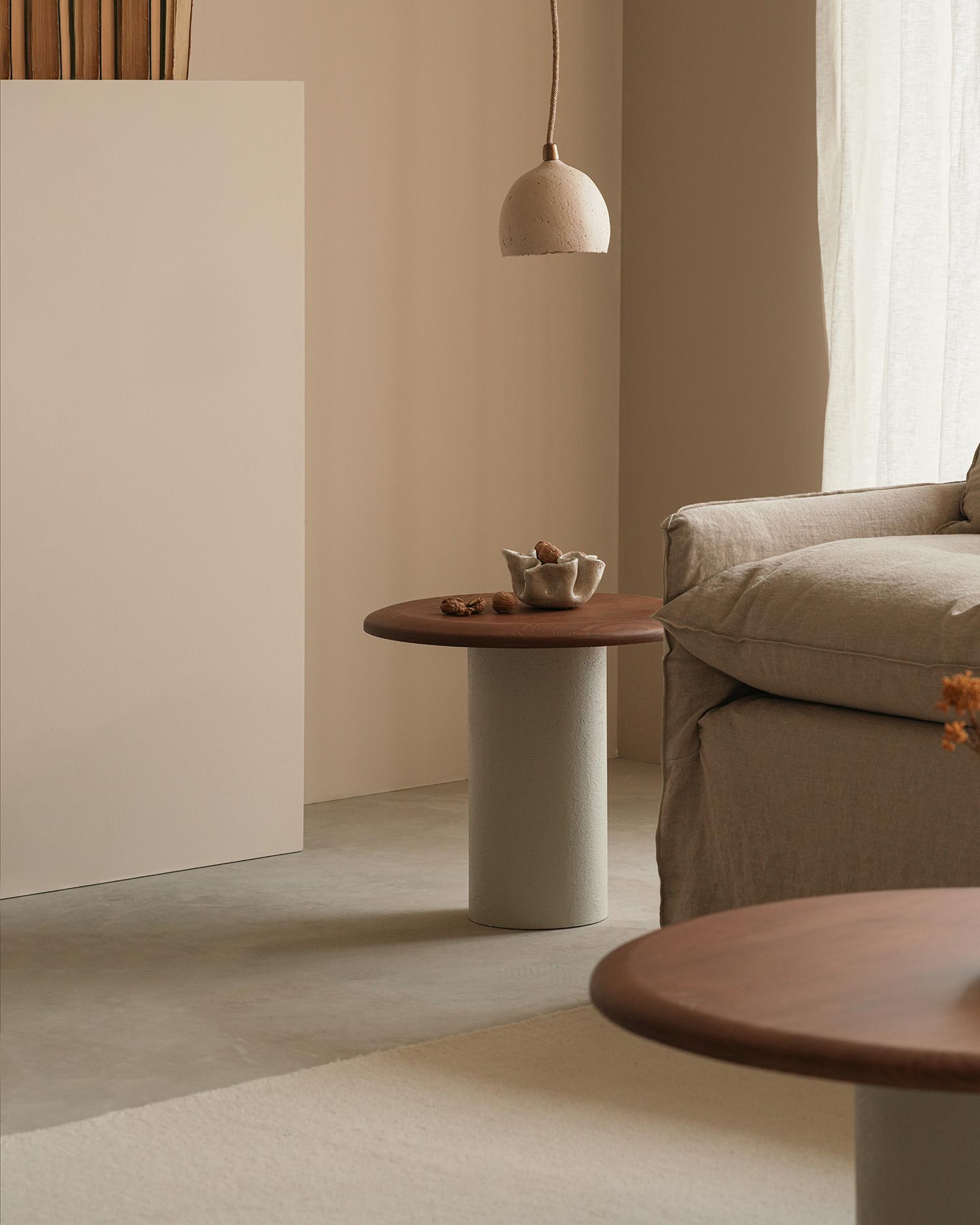Mesa auxiliar Mini Deia de madera maciza de fresno moka ø 50 cm
