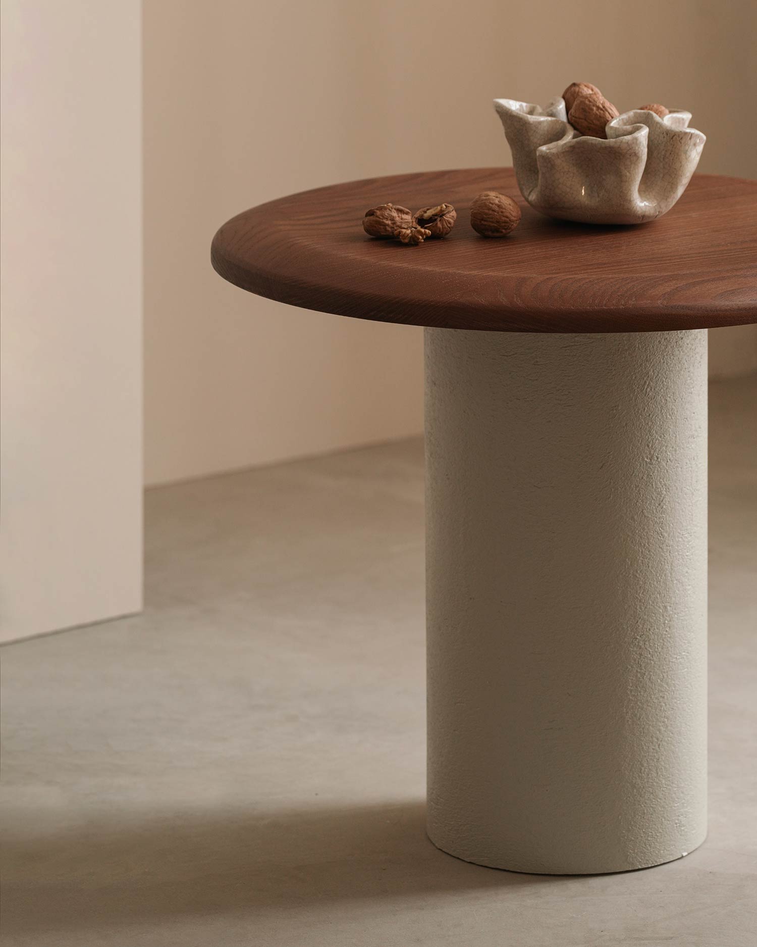 Mesa auxiliar Mini Deia de madera maciza de fresno moka ø 50 cm