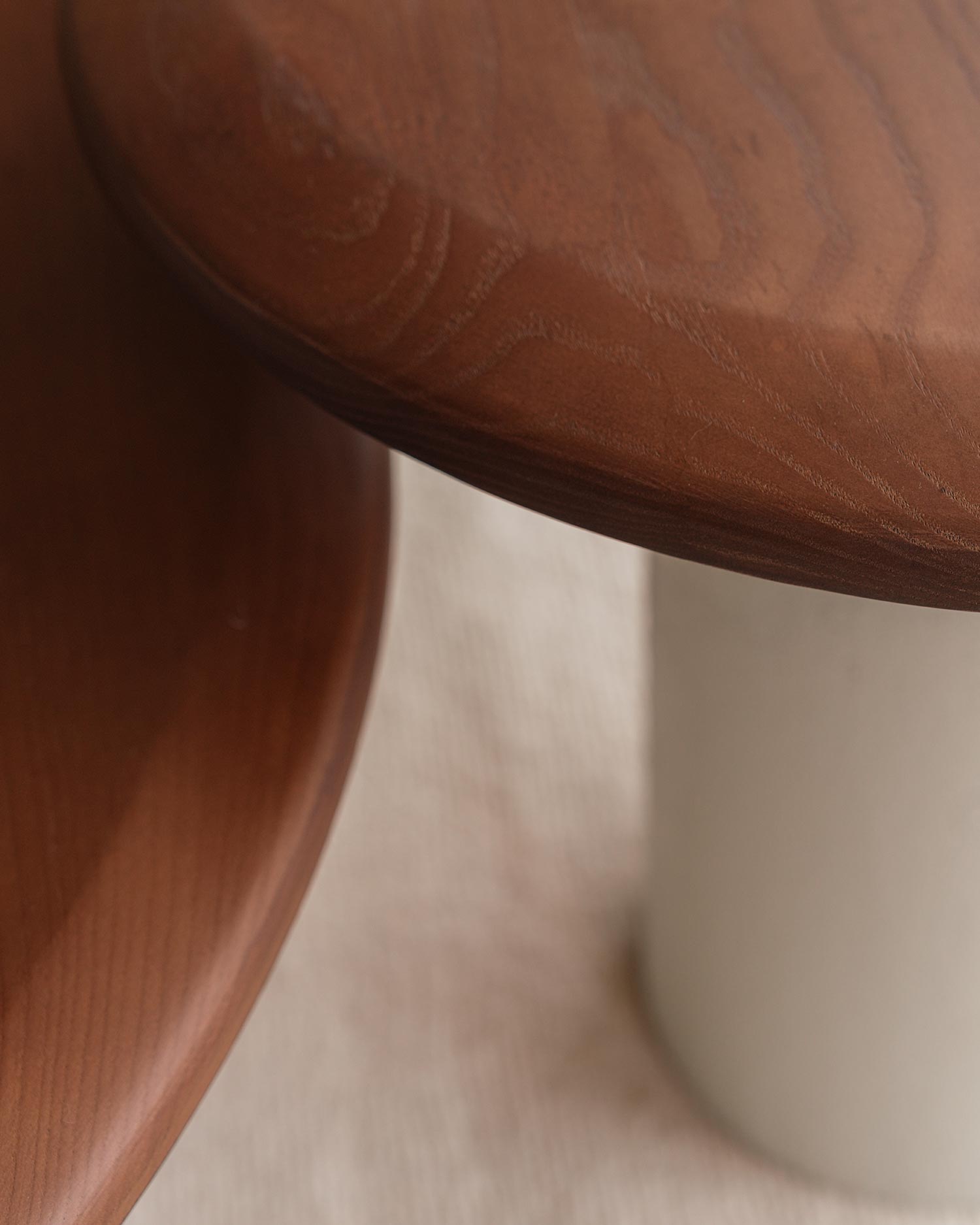 Mesa auxiliar Mini Deia de madera maciza de fresno moka ø 50 cm