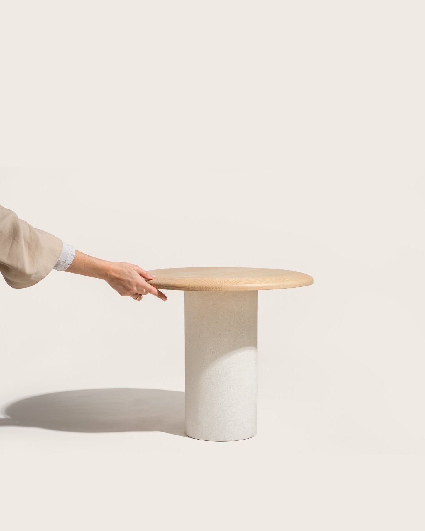 Mesa auxiliar Mini Deia de madera maciza de fresno natural ø 50 cm