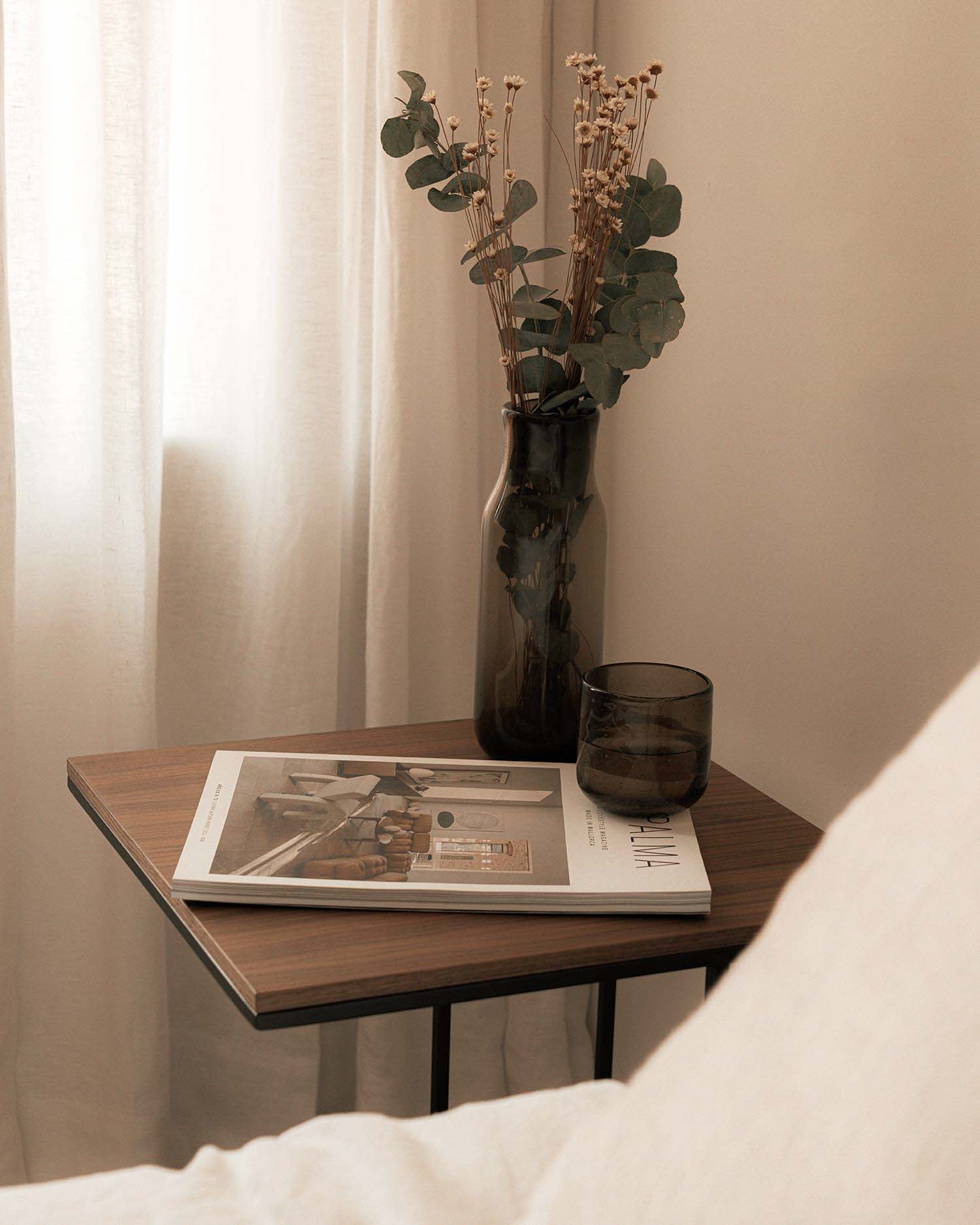 Mesita de noche Mini Petra de nogal 40 x 40 cm